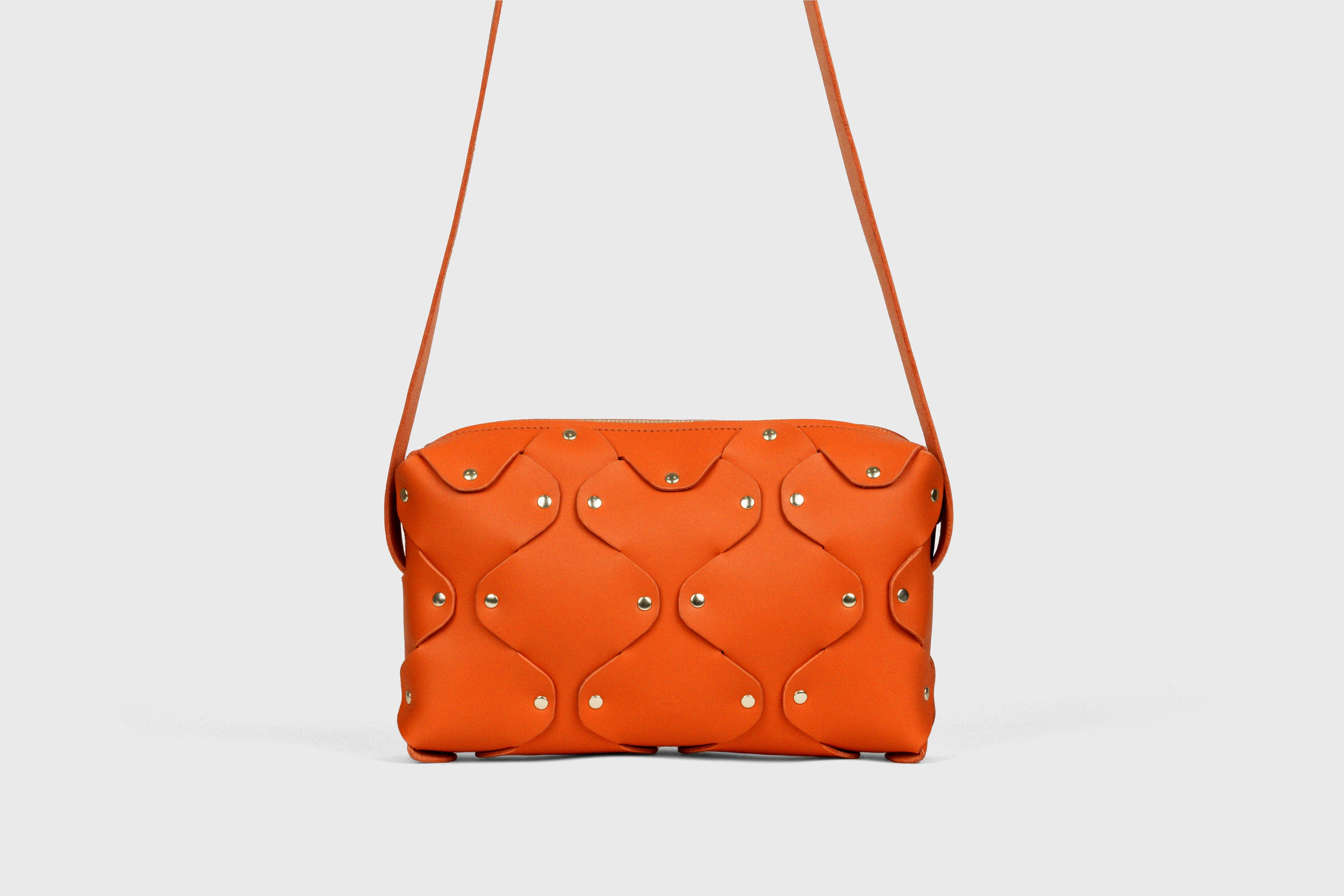 Sac en cuir Marlin, orange, rivets en laiton de qualité, pochette carrée minimaliste à fermeture éclair, sac à bandoulière, pochette de soirée, sac d'atelier Madre Manuel Dreesmann Barcelone