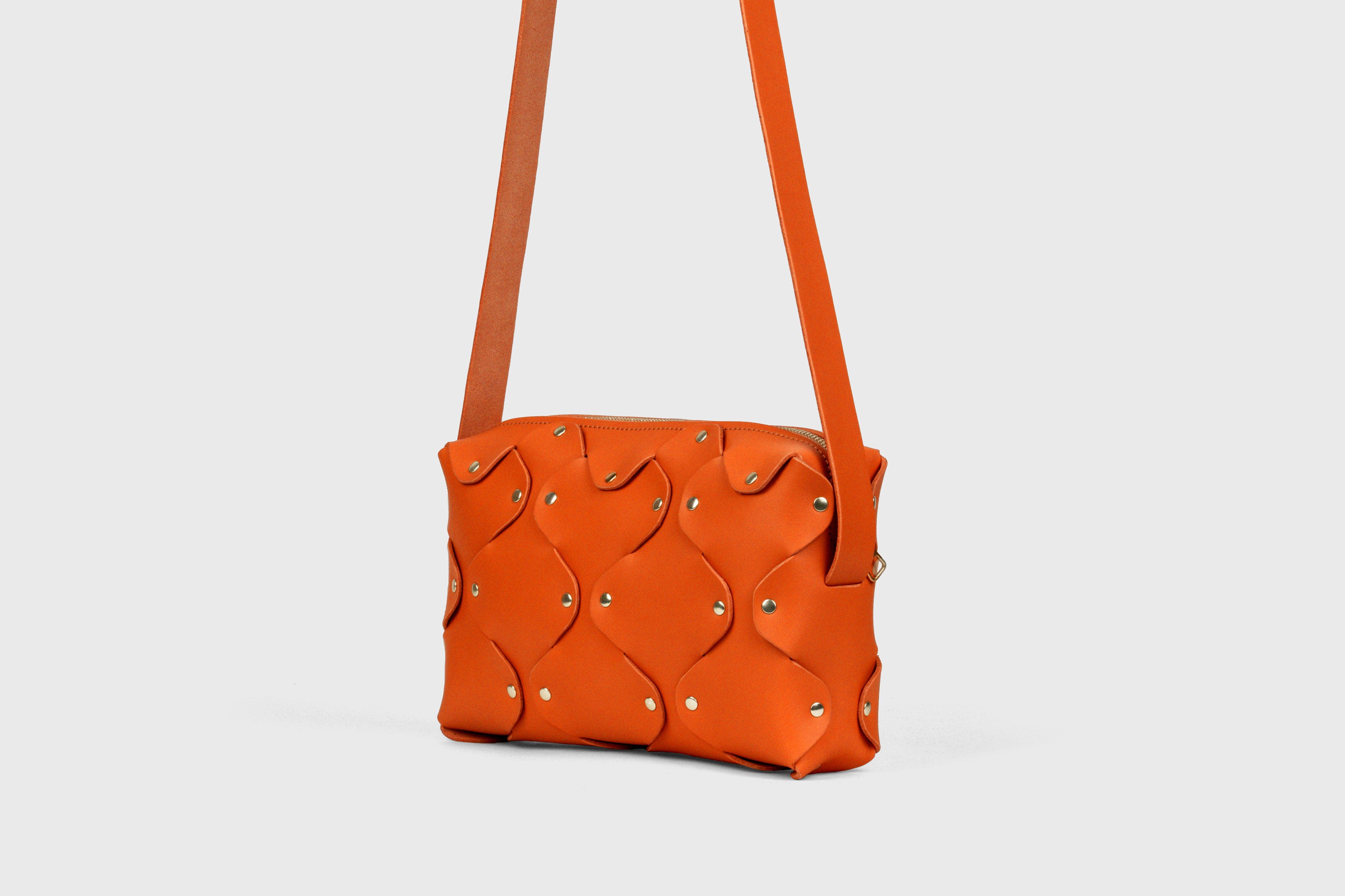 Sac en cuir Marlin, orange, rivets en laiton de qualité, pochette carrée minimaliste à fermeture éclair, sac à bandoulière, pochette de soirée, sac d'atelier Madre Manuel Dreesmann Barcelone