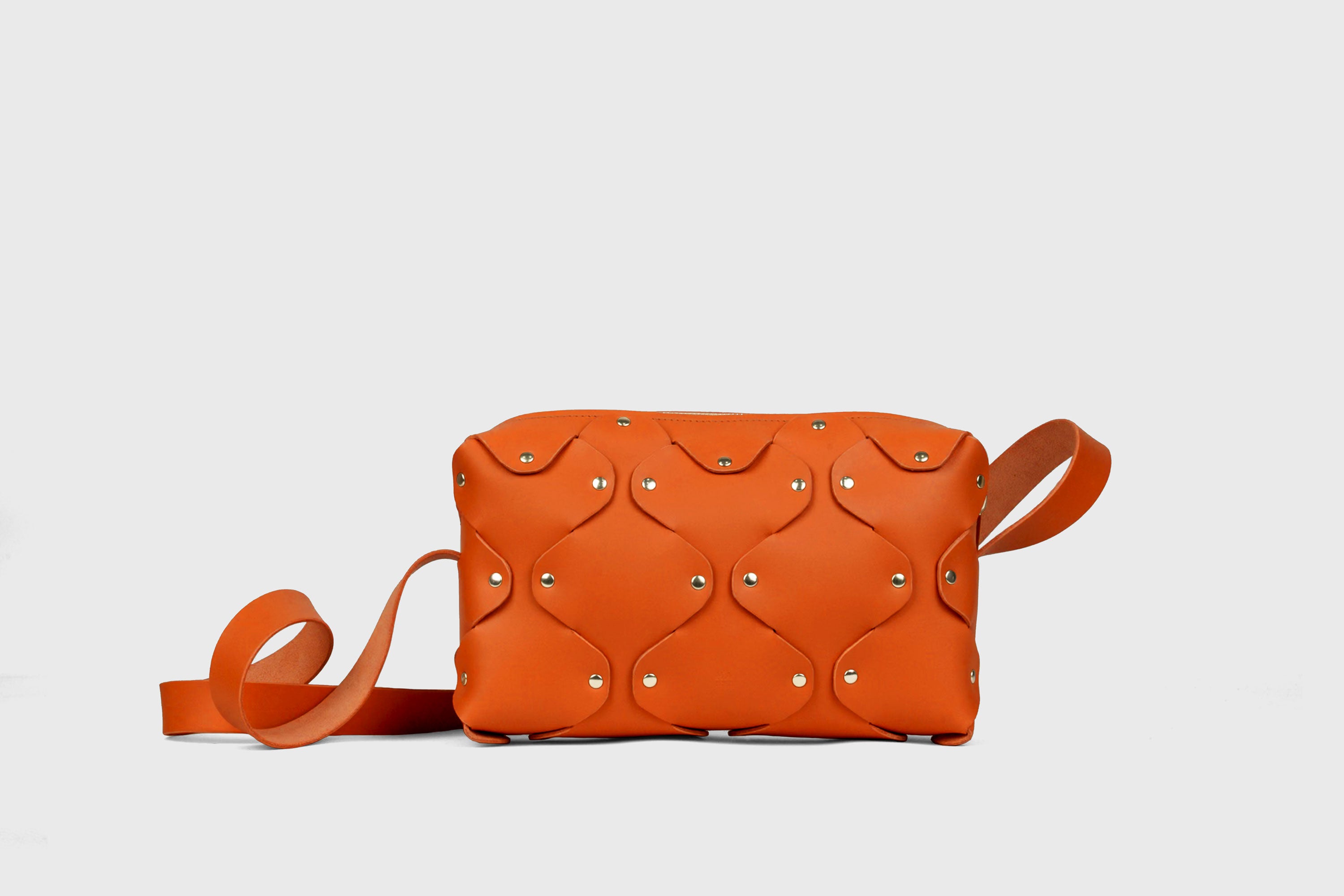 Sac en cuir Marlin, orange, rivets en laiton de qualité, pochette carrée minimaliste à fermeture éclair, sac à bandoulière, pochette de soirée, sac d'atelier Madre Manuel Dreesmann Barcelone