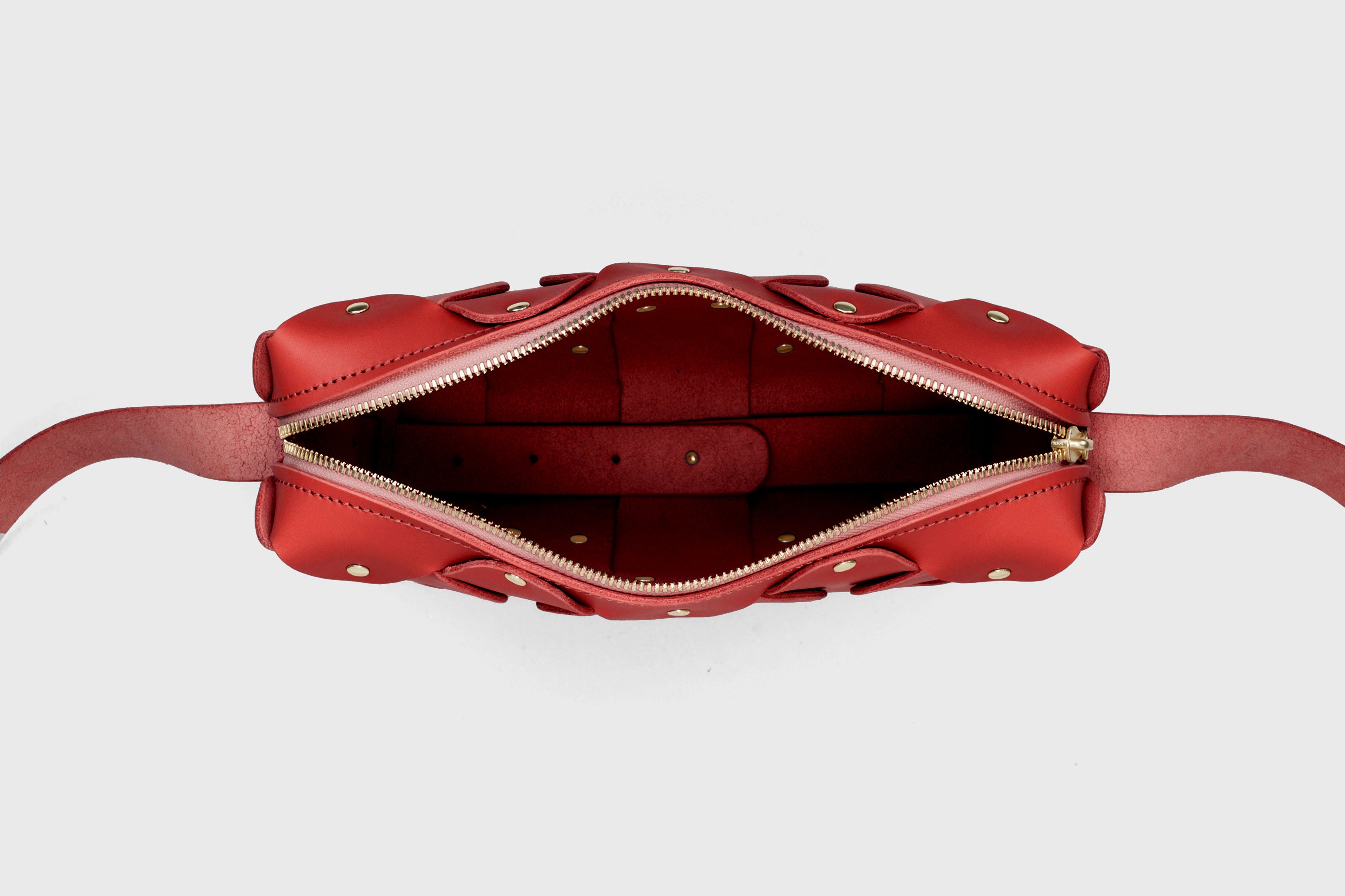 Sac en cuir Marlin, Rouge, pochette carrée minimaliste de créateur avec rivets en laiton de qualité, fermeture à glissière, sac à bandoulière, pochette de soirée, sac d'atelier Madre Manuel Dreesmann Barcelone