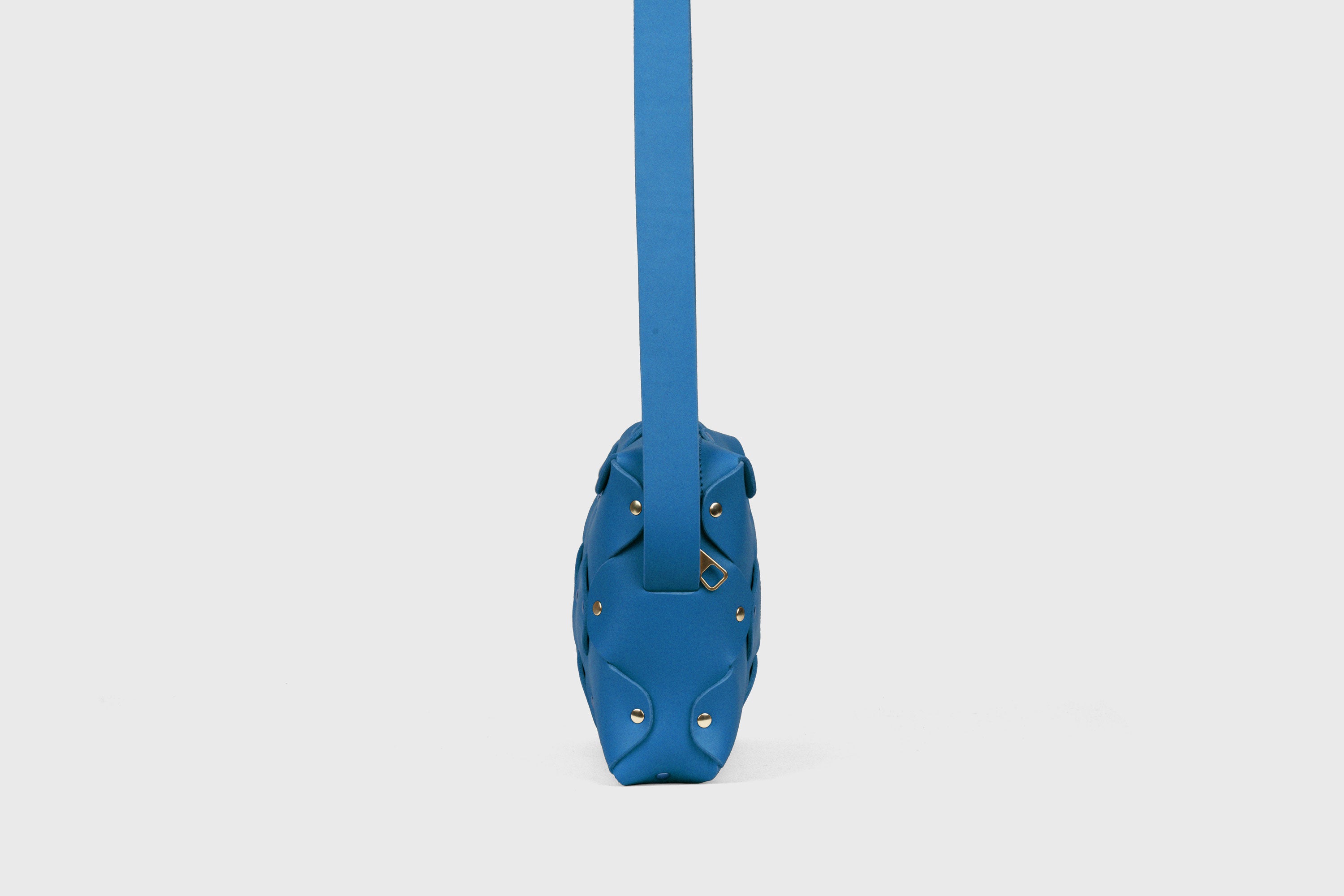 Sac en cuir Marlin, bleu roi, rivets en laiton de qualité, pochette carrée minimaliste à fermeture éclair, sac à bandoulière, pochette de soirée, sac d'atelier Madre Manuel Dreesmann Barcelone