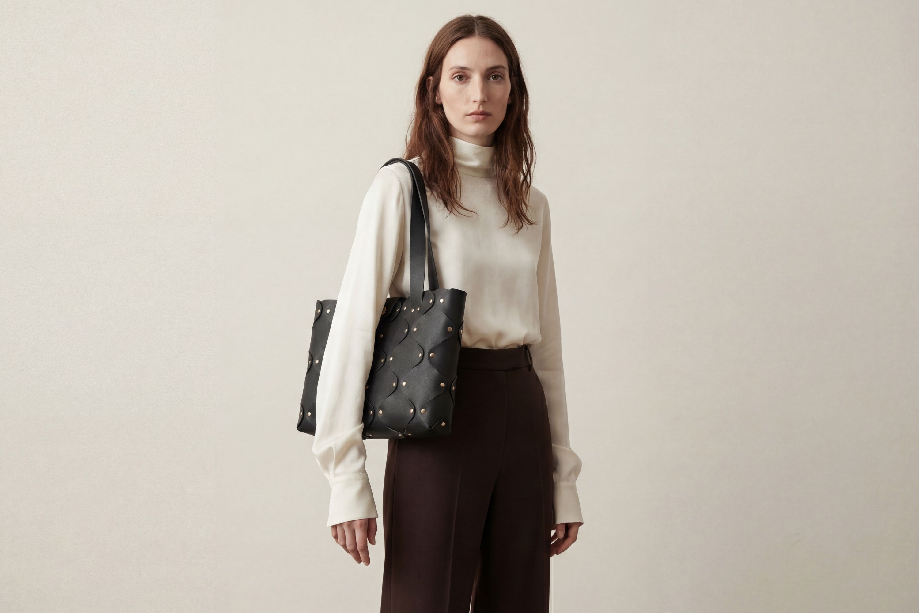 Marlin Tote Bag In Black Color On Model In Vegetable Tanned Leather With Rivets Atelier Madre Manuel Dreesmann Barcelona Spain