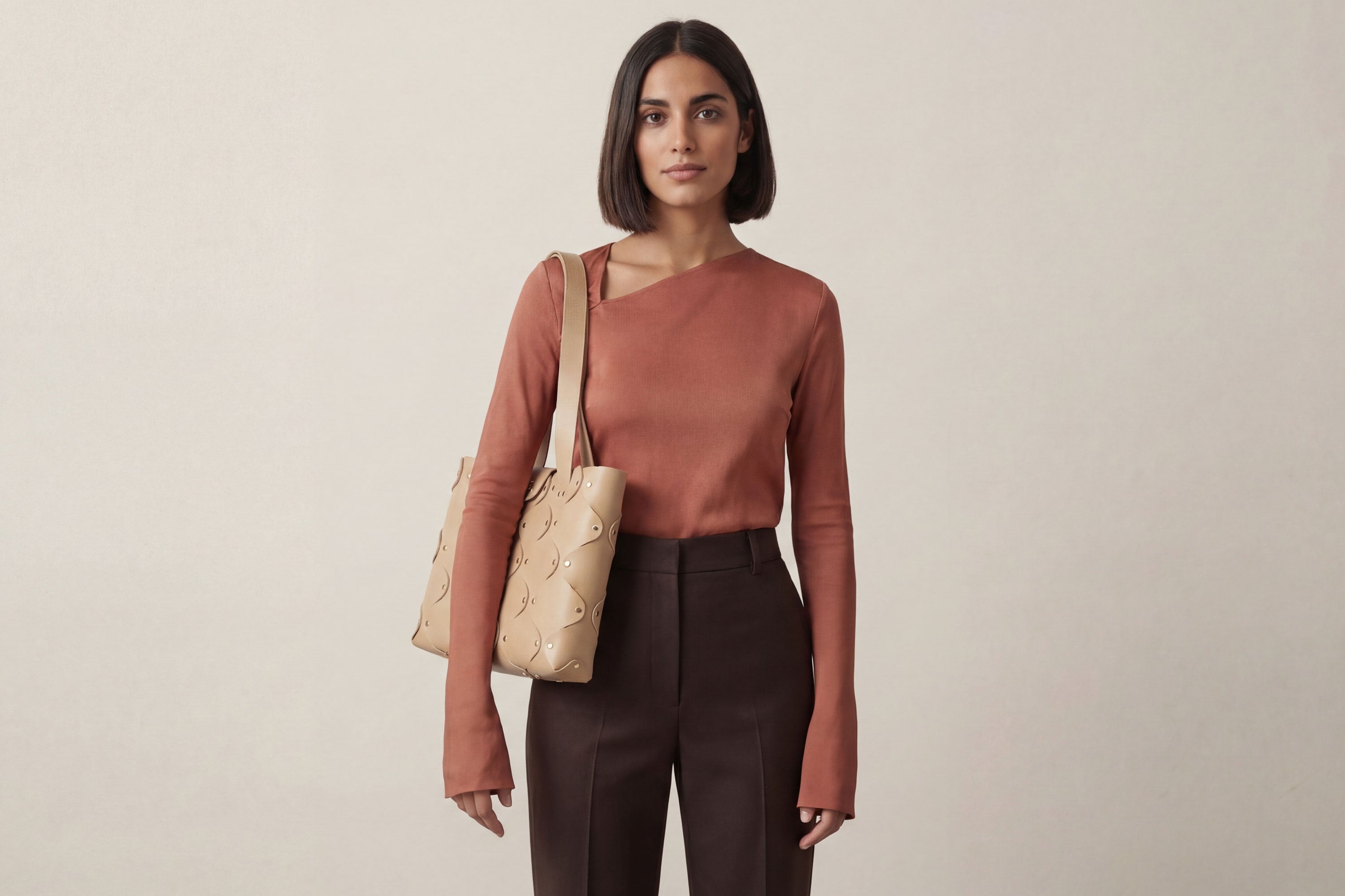 Marlin Tote Bag In Natural Color On Model In Vegetable Tanned Leather With Rivets Atelier Madre Manuel Dreesmann Barcelona Spain