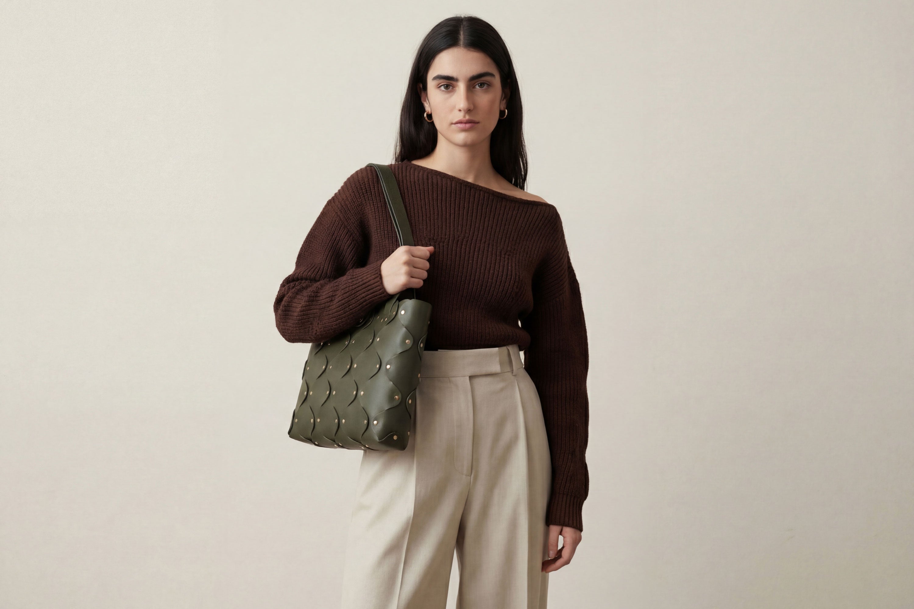 Marlin Tote Bag In Olive Green Color On Model In Vegetable Tanned Leather With Rivets Atelier Madre Manuel Dreesmann Barcelona Spain