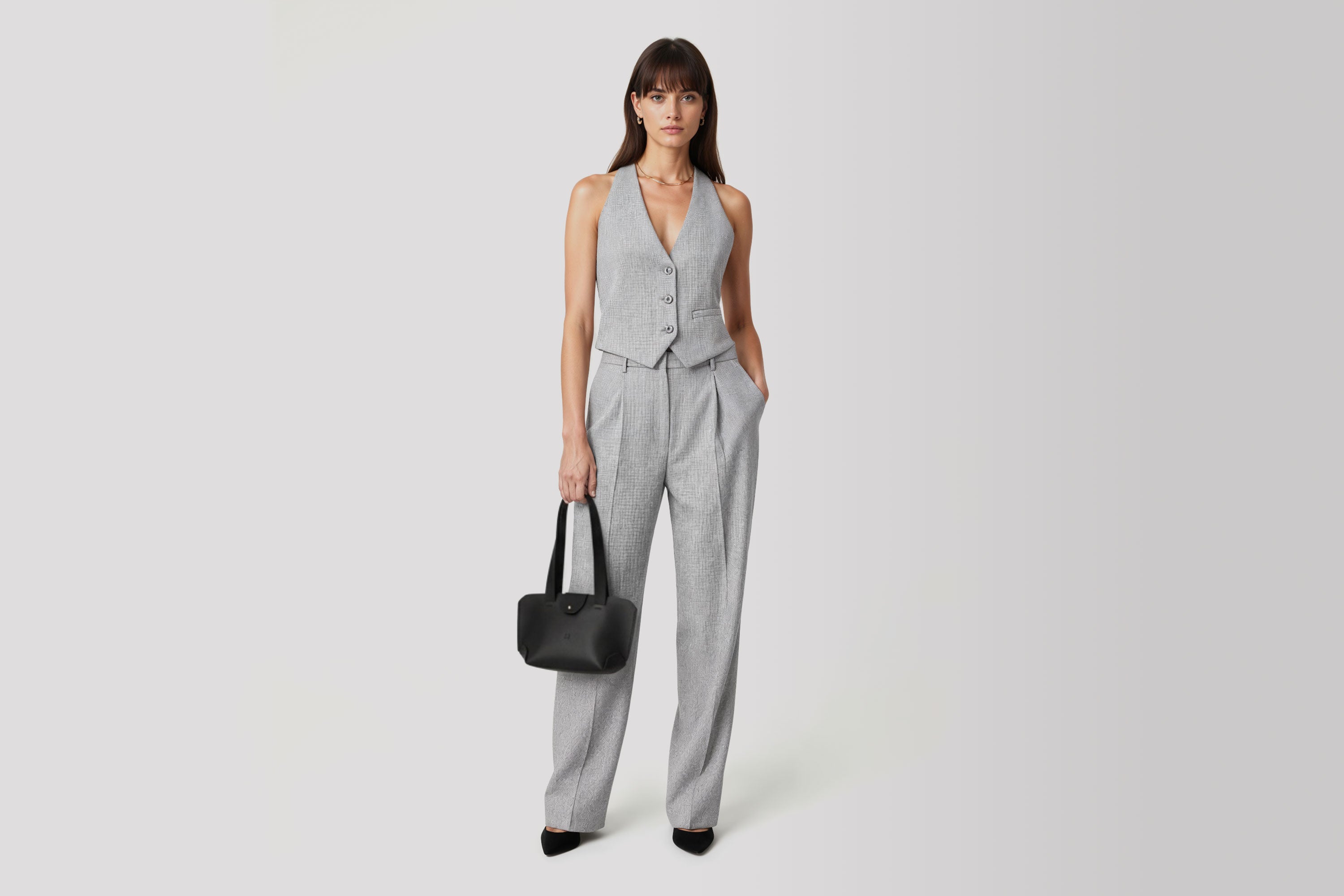 Medium Tote Bag Black Color On Woman Model Leather Premium Quality Minimalist Modern Design Atelier Madre Manuel Dreesmann Barcelona Spain