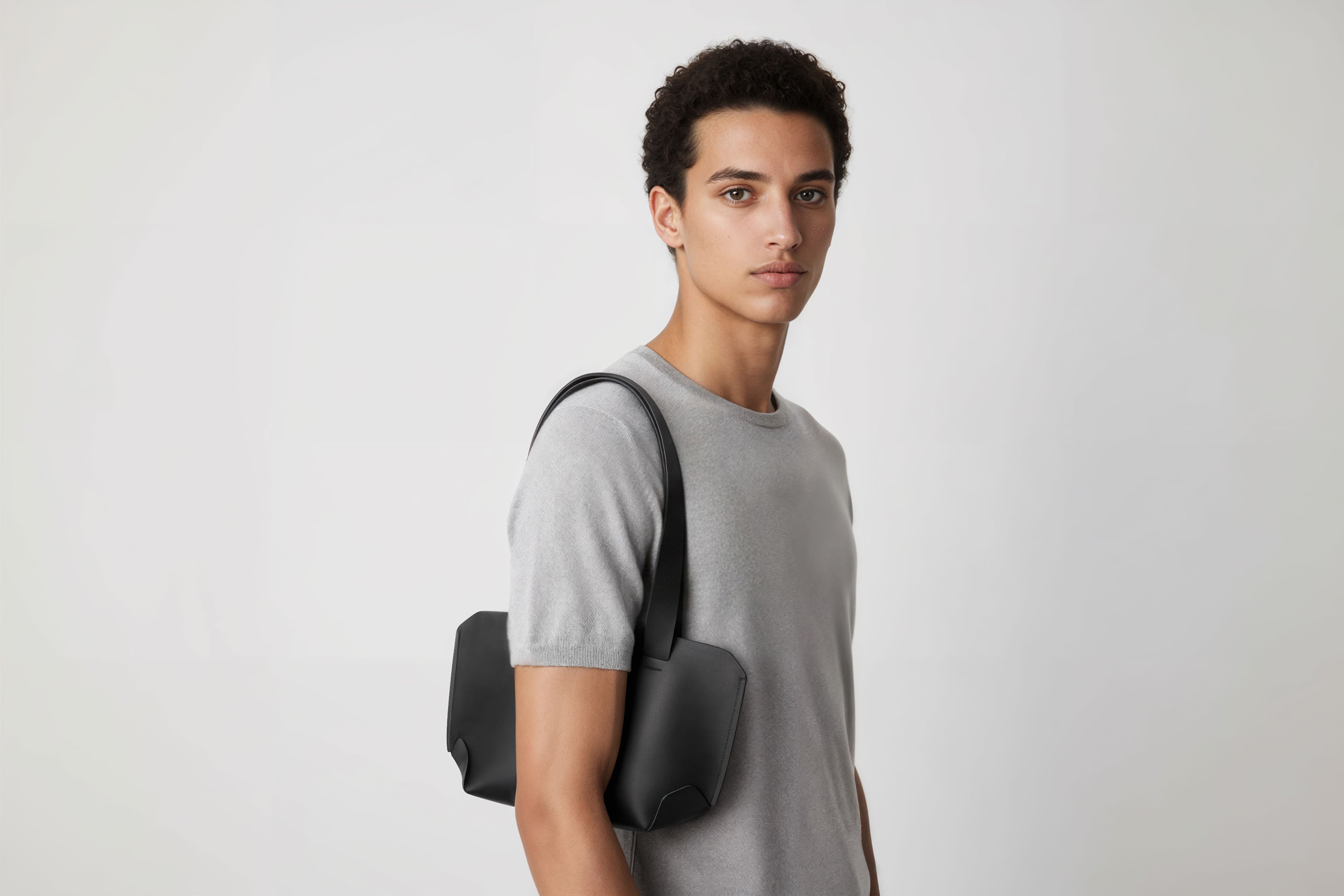 Medium Tote Bag Black Color On Man Model Leather Premium Quality Minimalist Modern Design Atelier Madre Manuel Dreesmann Barcelona Spain