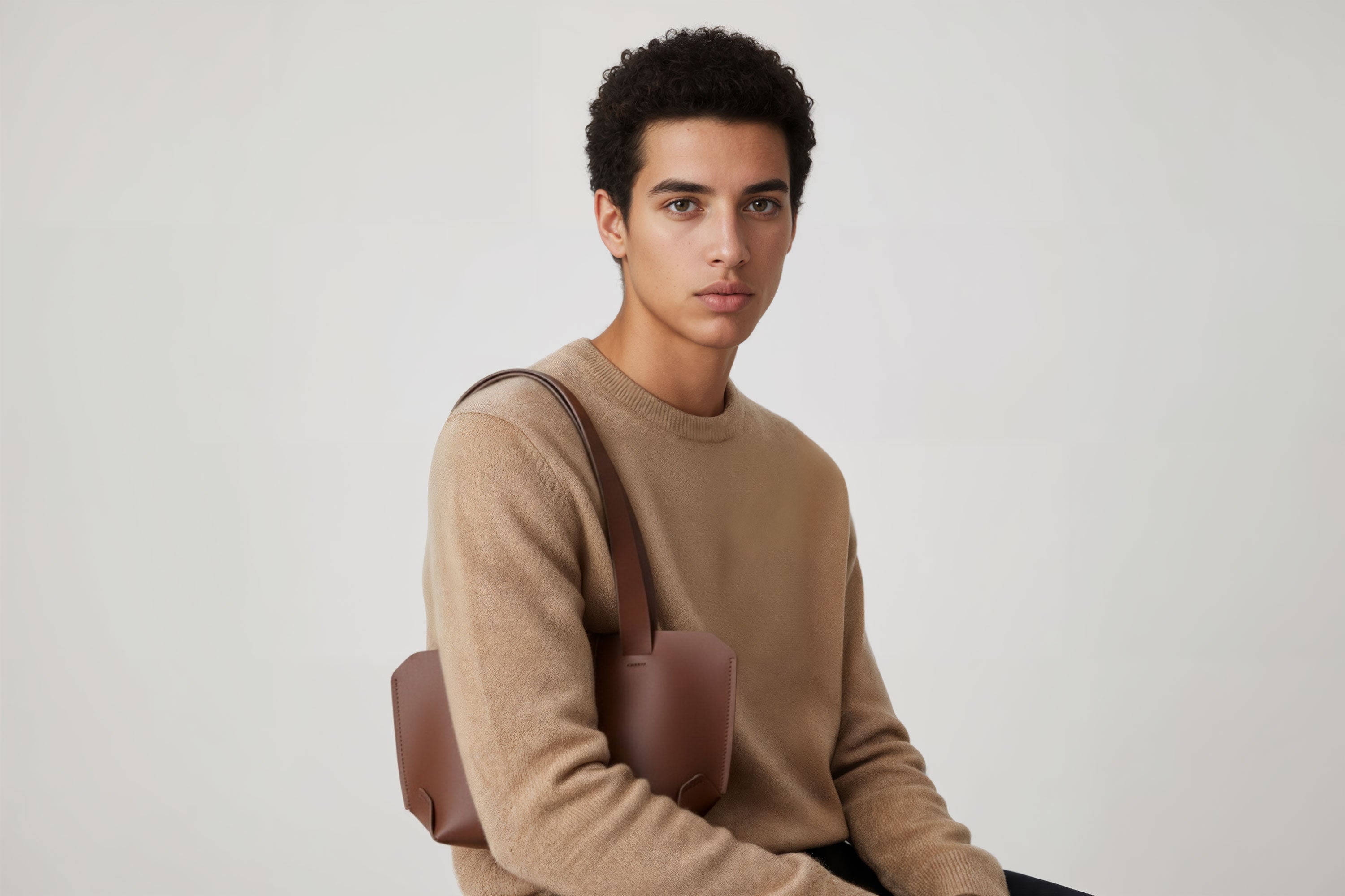 Medium Tote Bag Dark Brown Color On Man Model Leather Premium Quality Minimalist Modern Design Atelier Madre Manuel Dreesmann Barcelona Spain