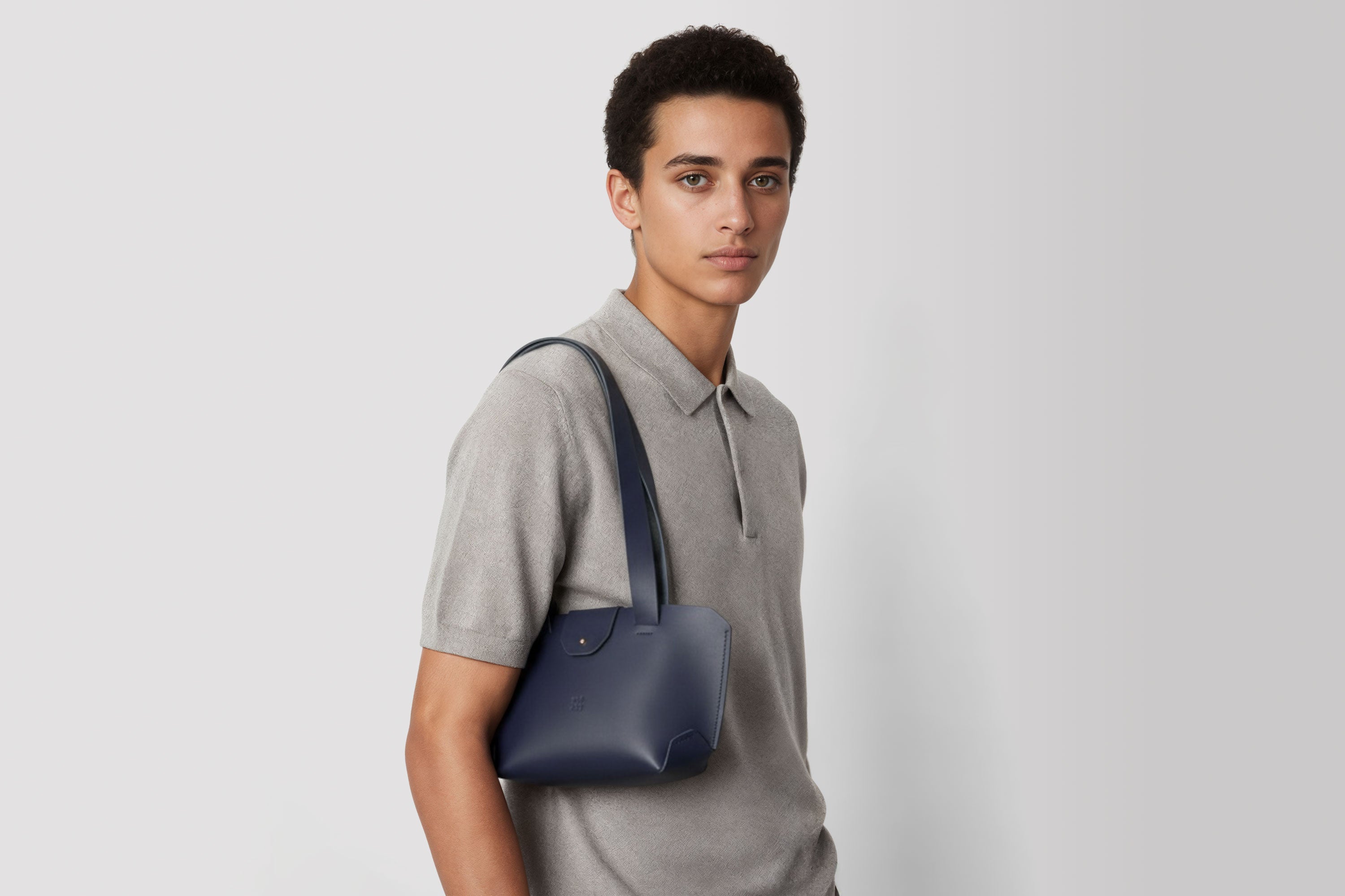 Medium Tote Bag Marine Blue Color On Man Model Leather Premium Quality Minimalist Modern Design Atelier Madre Manuel Dreesmann Barcelona Spain