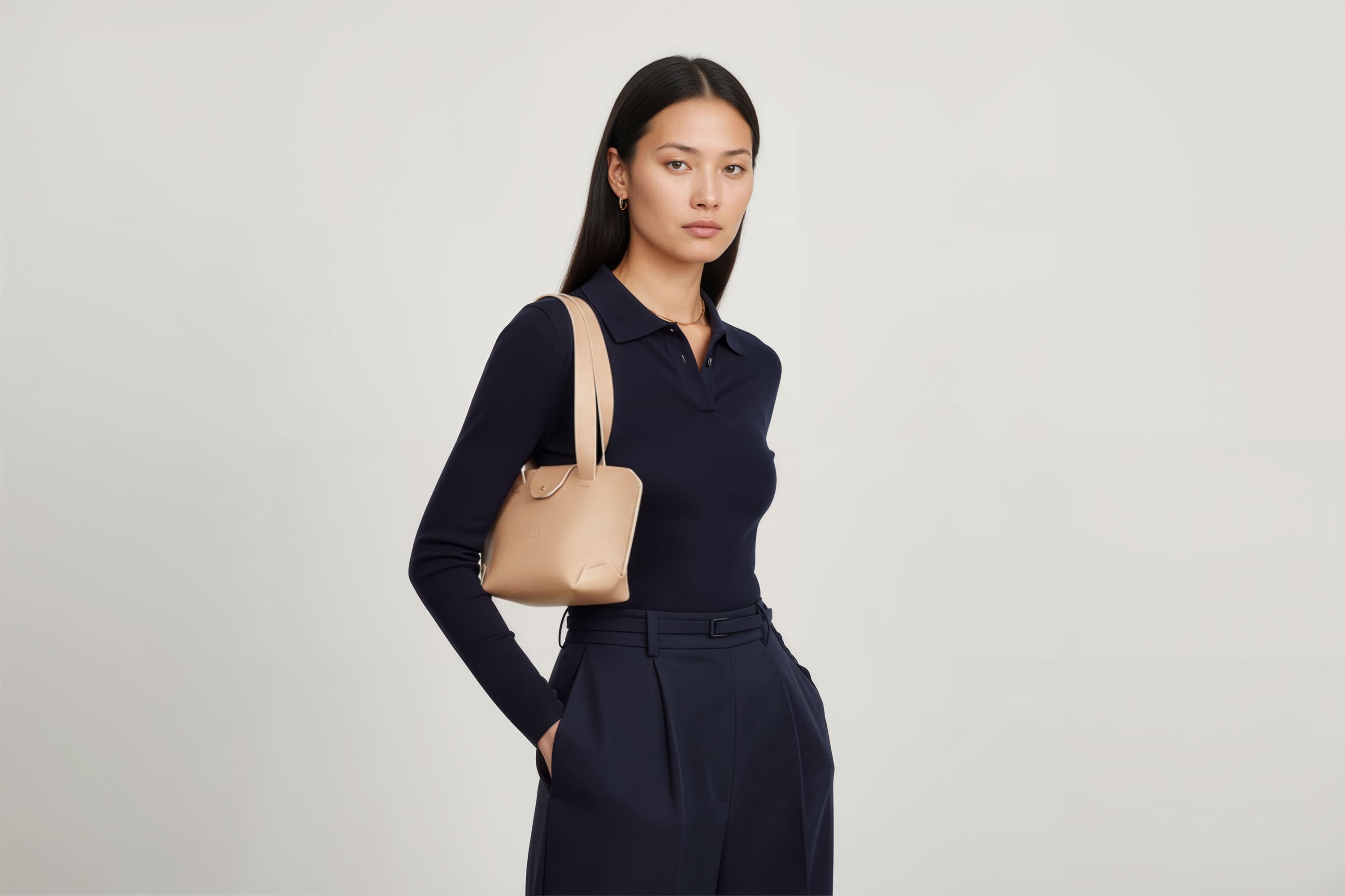 Medium Tote Bag Natural Color On Woman Model Leather Premium Quality Minimalist Modern Design Atelier Madre Manuel Dreesmann Barcelona Spain