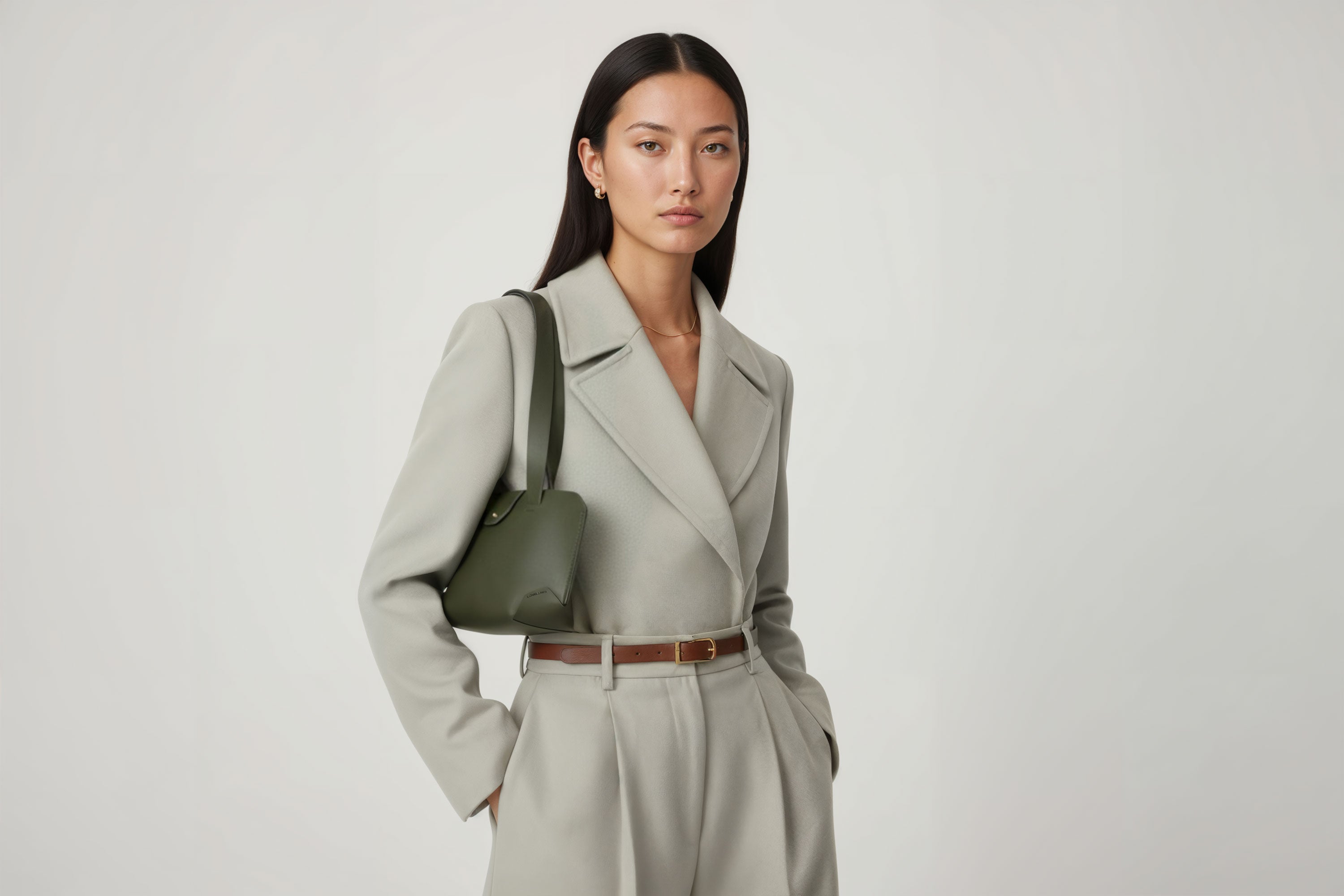 Medium Tote Bag Olive Green Color On Woman Model Leather Premium Quality Minimalist Modern Design Atelier Madre Manuel Dreesmann Barcelona Spain