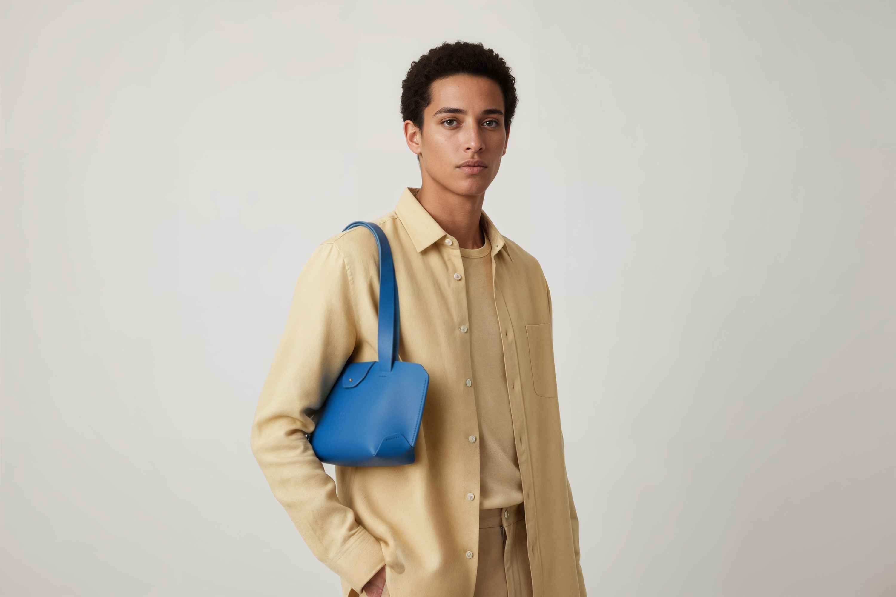 Medium Tote Bag Marine Royal Blue Color On Man Model Leather Premium Quality Minimalist Modern Design Atelier Madre Manuel Dreesmann Barcelona Spain