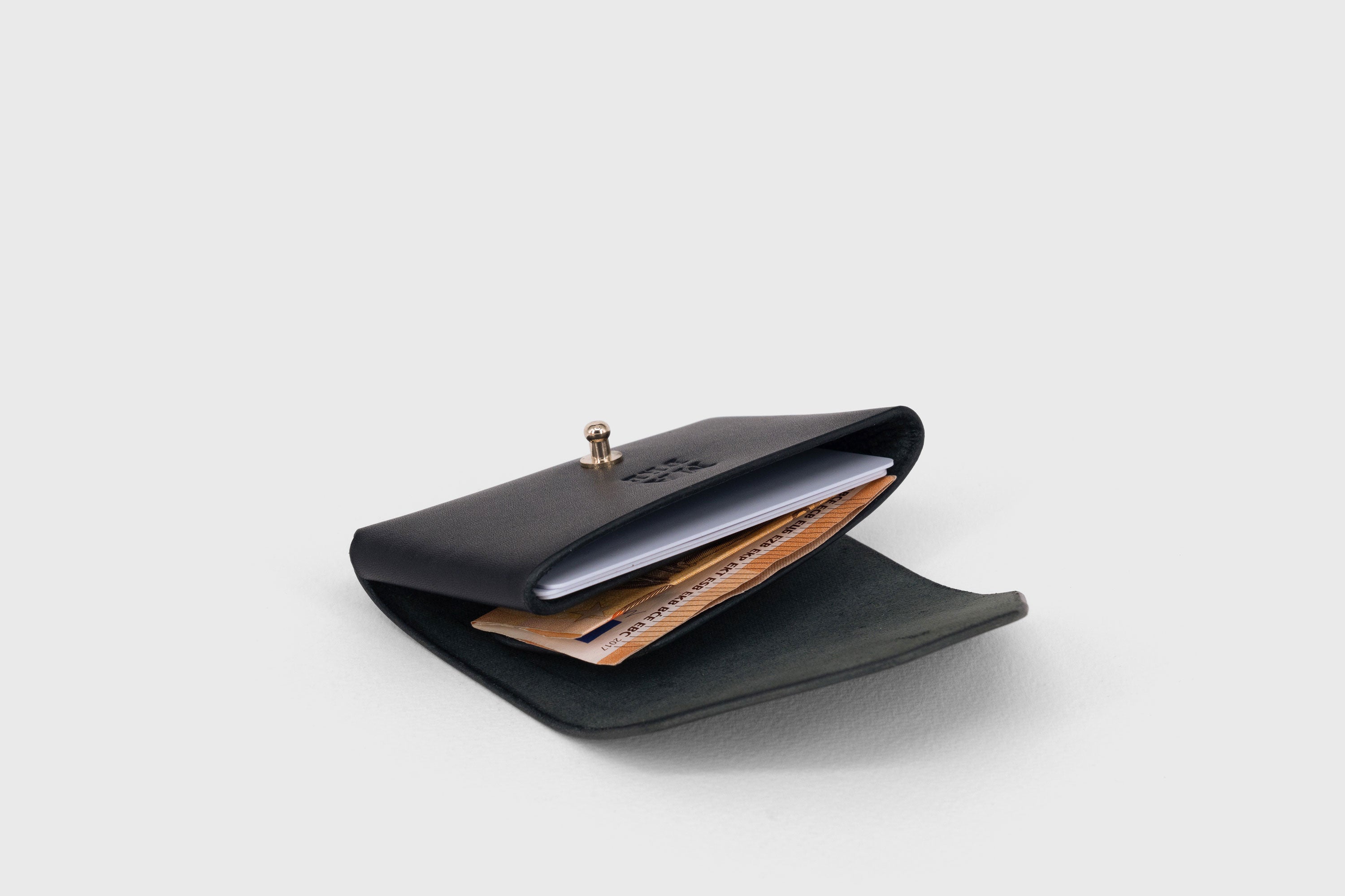 Mini Wallet Leather Black Color Vegetable Tanned Full Grain Leather Minimalist Modern Design High Quality Premium Handcrafted Quality Atelier Madre Manuel Dreesmann Barcelona Spain