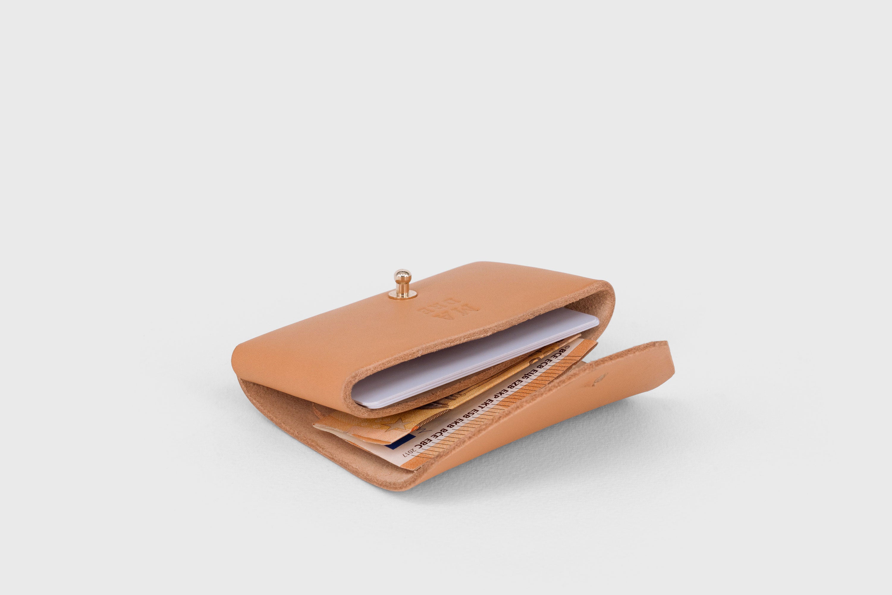 Mini Wallet Leather Brown Color Vegetable Tanned Full Grain Leather Minimalist Modern Design High Quality Premium Handcrafted Quality Atelier Madre Manuel Dreesmann Barcelona Spain