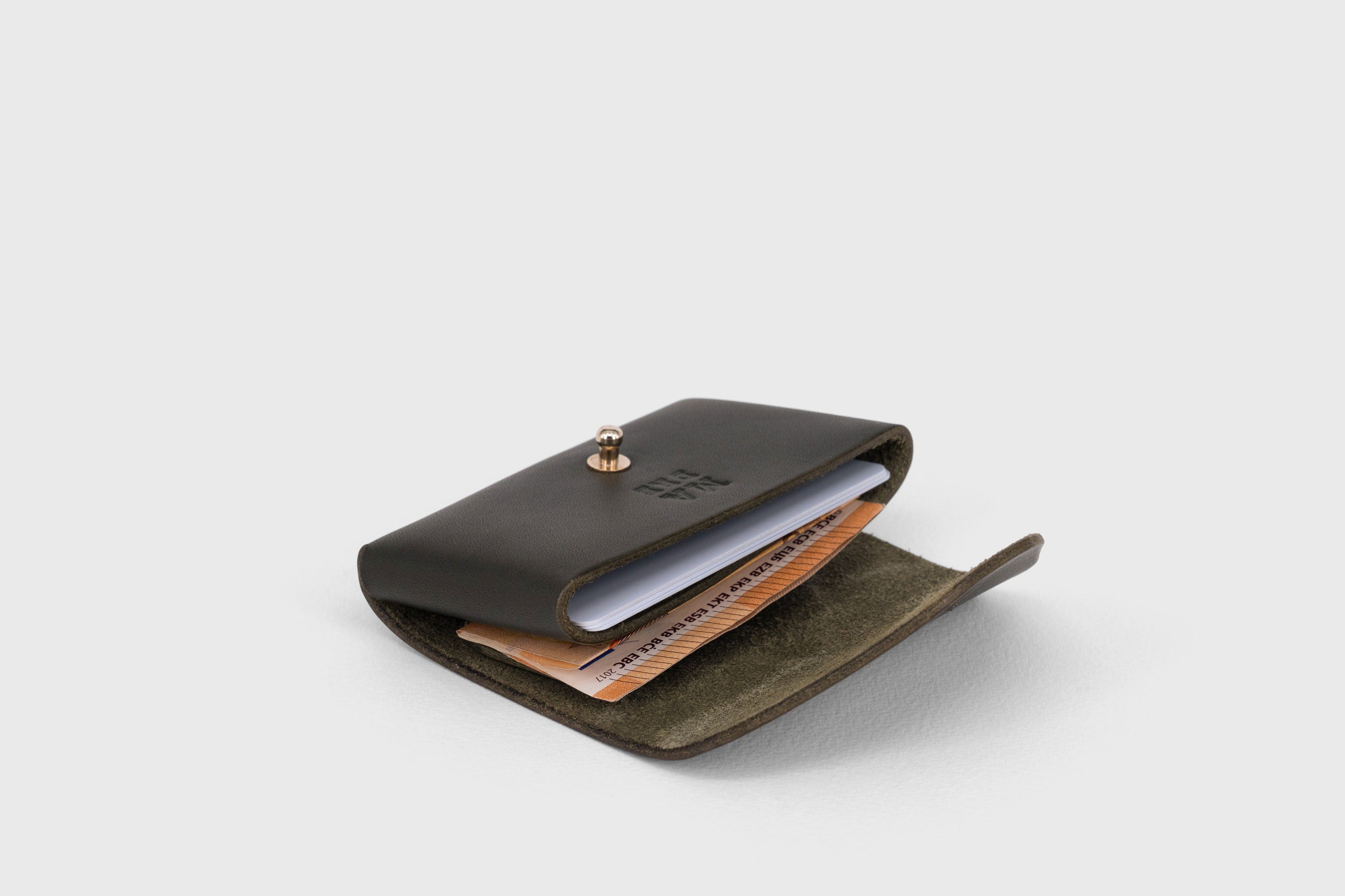 Mini Wallet Leather Olive Green Color Vegetable Tanned Full Grain Leather Minimalist Modern Design High Quality Premium Handcrafted Quality Atelier Madre Manuel Dreesmann Barcelona Spain