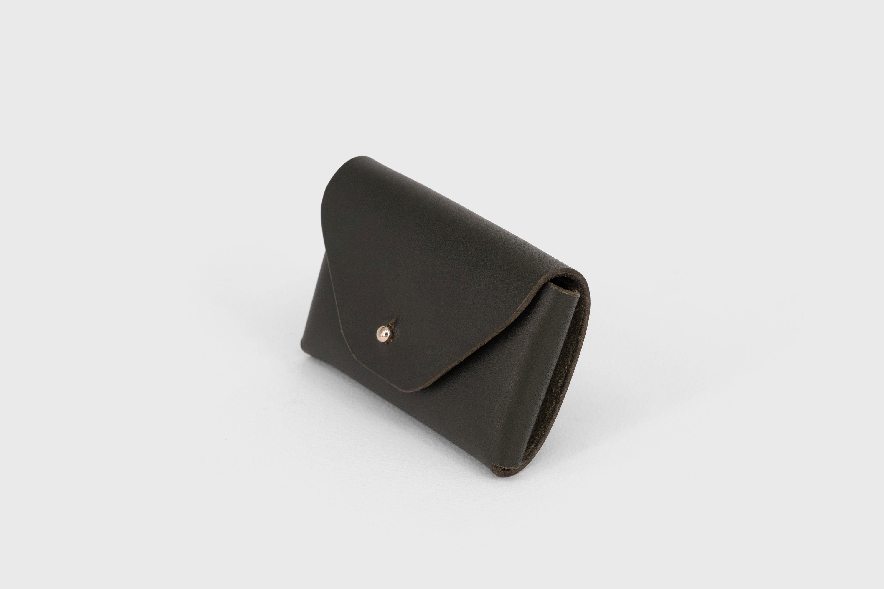 Mini Wallet Leather Olive Green Color Vegetable Tanned Full Grain Leather Minimalist Modern Design High Quality Premium Handcrafted Quality Atelier Madre Manuel Dreesmann Barcelona Spain