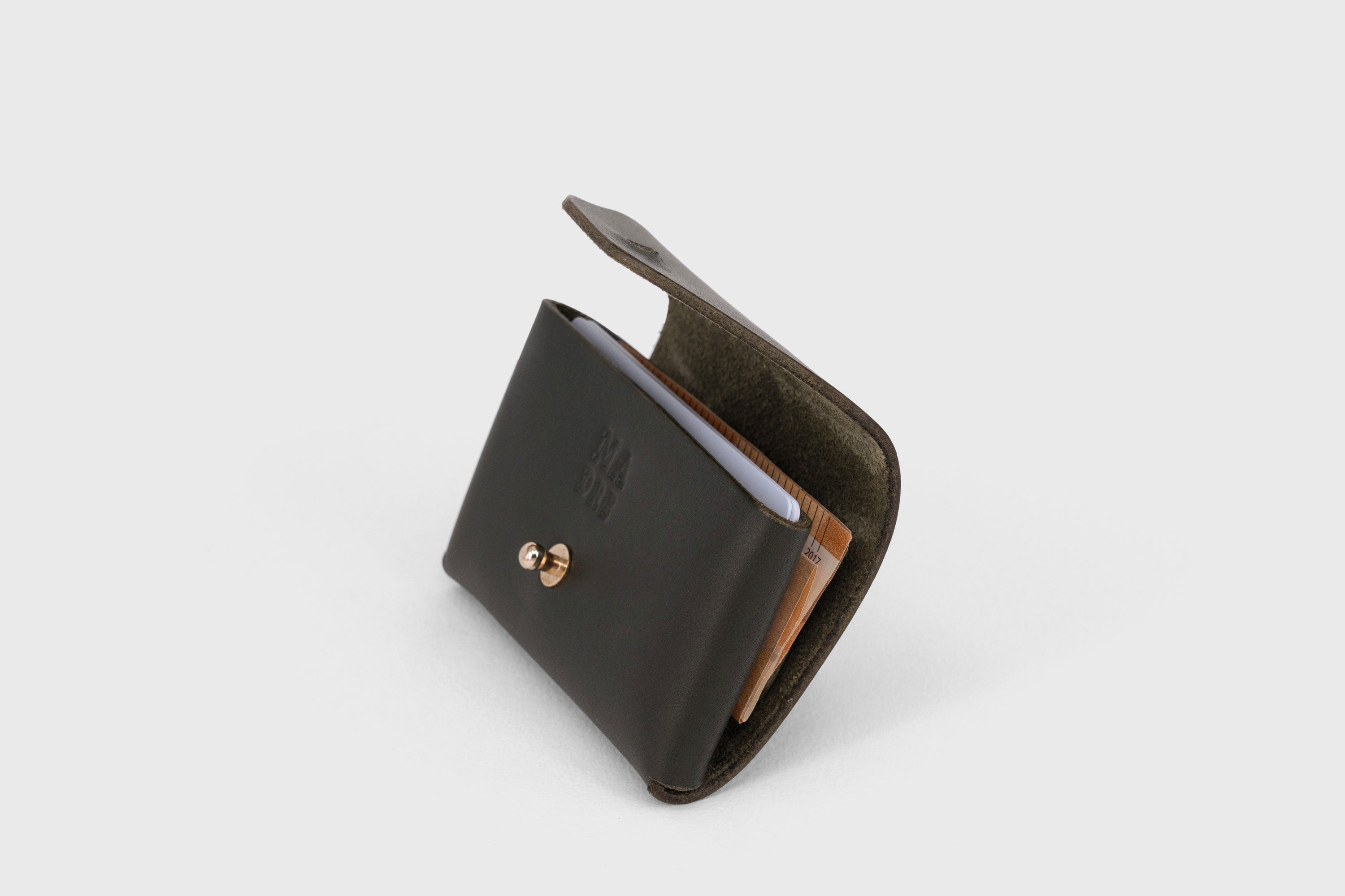 Mini Wallet Leather Olive Green Color Vegetable Tanned Full Grain Leather Minimalist Modern Design High Quality Premium Handcrafted Quality Atelier Madre Manuel Dreesmann Barcelona Spain
