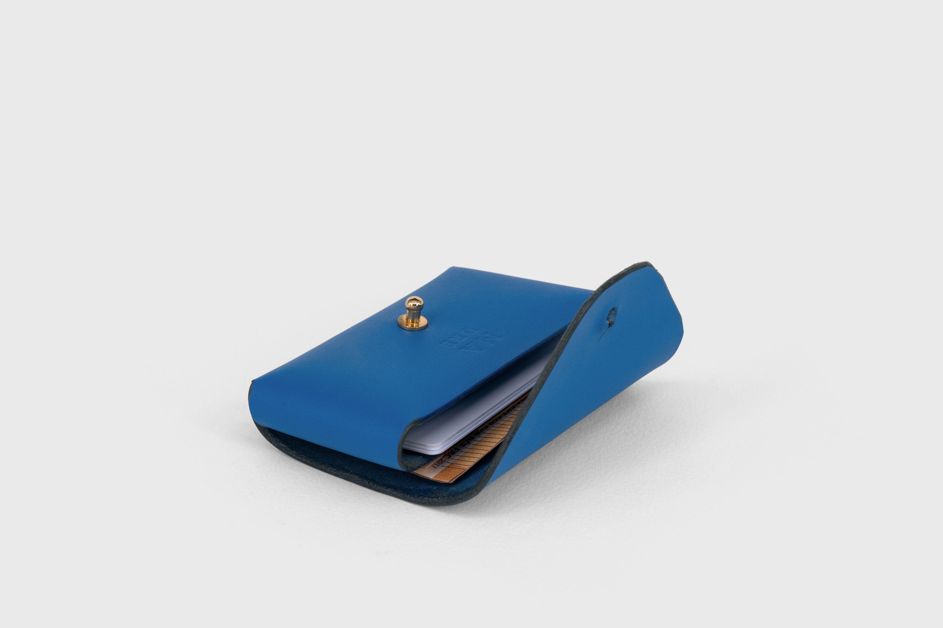 Mini Wallet Leather Royal Blue Color Vegetable Tanned Full Grain Leather Minimalist Modern Design High Quality Premium Handcrafted Quality Atelier Madre Manuel Dreesmann Barcelona Spain