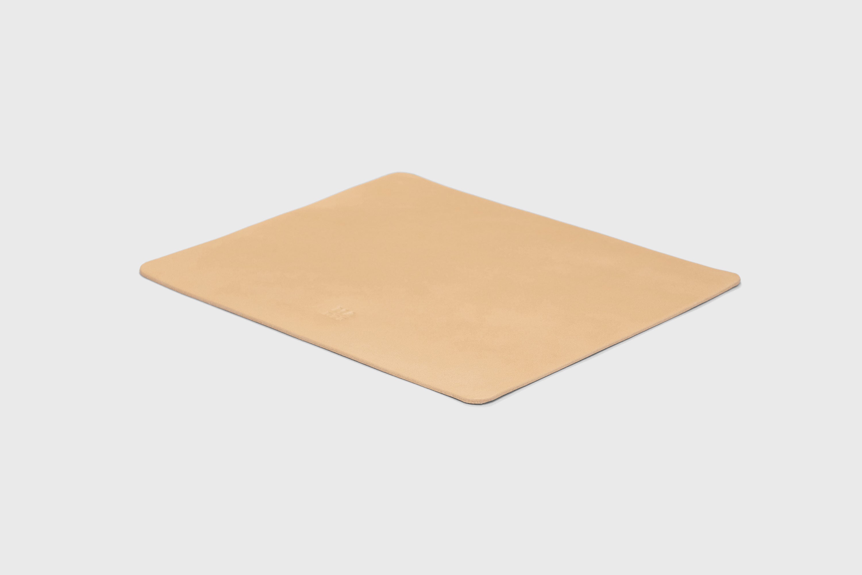 Mouse Pad Big Natural Color Leather Vegetable Tanned Full Grain Leather Minimalistic Modern Design Premium Quality Handmade Performance Atelier Madre Manuel Dreesmann Barcelona Spain