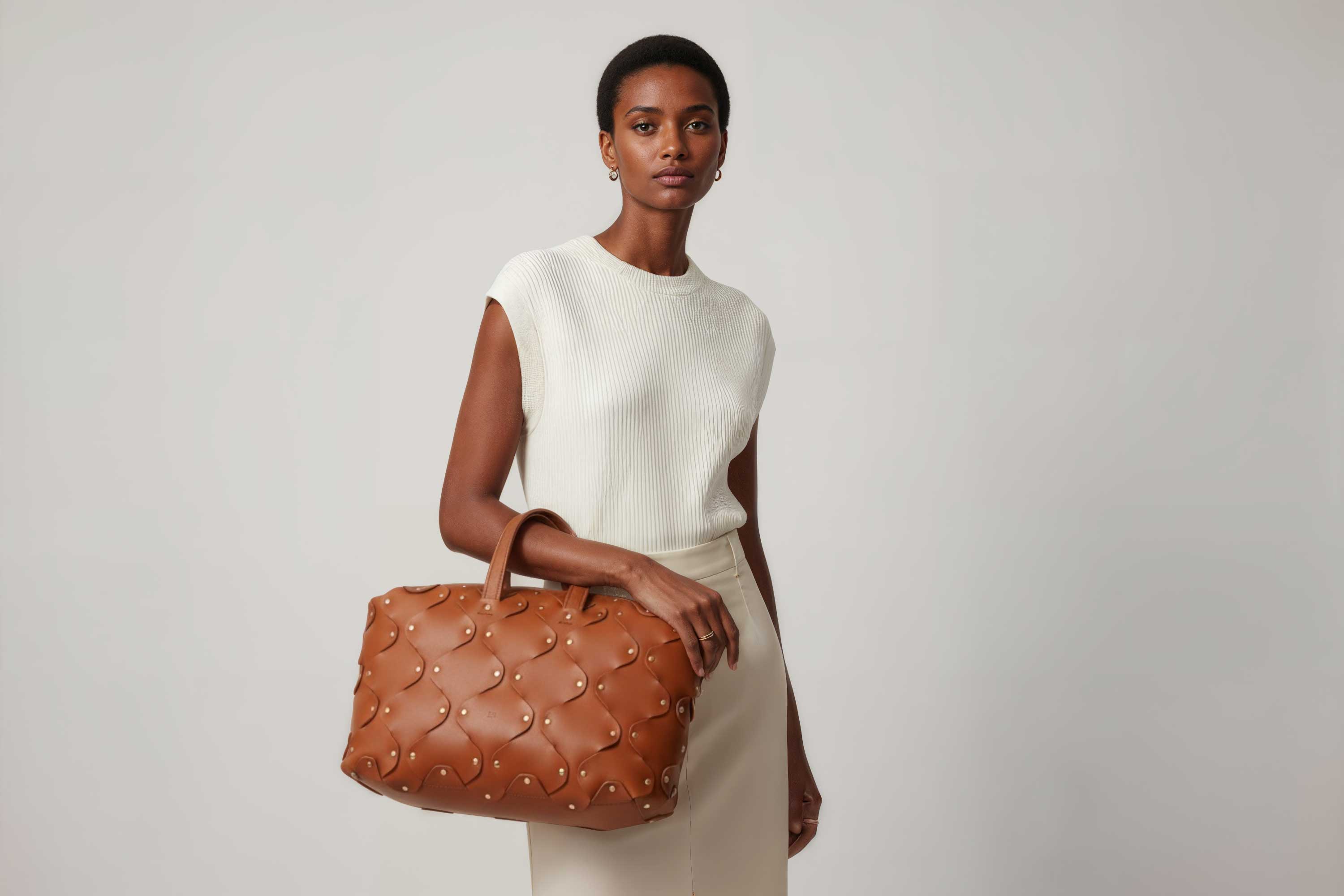 Nauto Leather Bag Dark Brown Color Vegetable Tanned Full Grain Spain Brass Rivets Design Minimalist Modern Big Travel Zipper Office Handbag Atelier Madre Manuel Dreesmann Barcelona