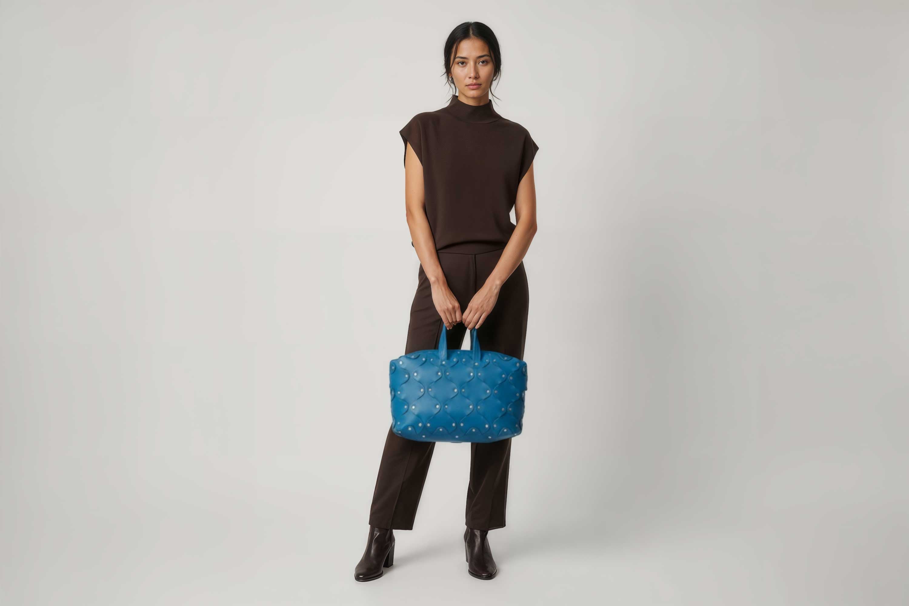 Nauto Leather Bag Royal Blue Color Vegetable Tanned Full Grain Spain Brass Rivets Design Minimalist Modern Big Travel Zipper Office Handbag Atelier Madre Manuel Dreesmann Barcelona