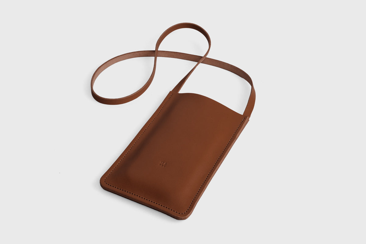 Neck Pouch Leather Dark Brown Color Minimalistic Design Atelier Madre Manuel Dreesmann Barcelona Spain 3