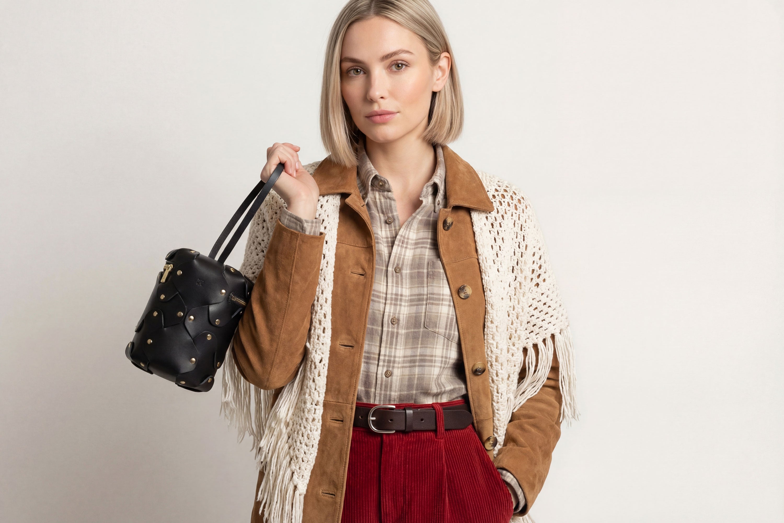 Nema Leather Bag Black Color On A Woman Model Vegetable Tanned Full Grain Spain Brass Rivets Premium Design Minimalist Modern Cylinder Circle Round Zipper Pouch Handbag Atelier Madre Manuel Dreesmann Barcelona