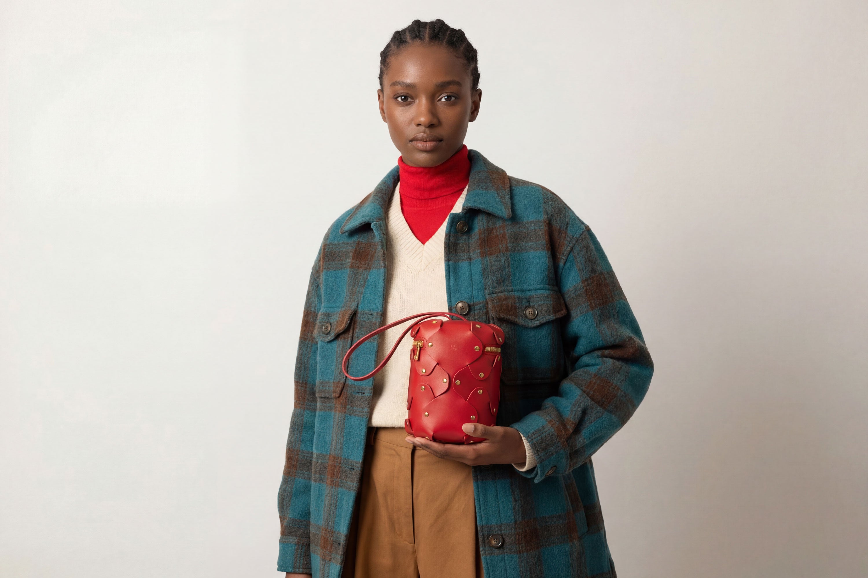 Nema Leather Bag Red Color On A Woman Model Vegetable Tanned Full Grain Spain Brass Rivets Premium Design Minimalist Modern Cylinder Circle Round Zipper Pouch Handbag Atelier Madre Manuel Dreesmann Barcelona