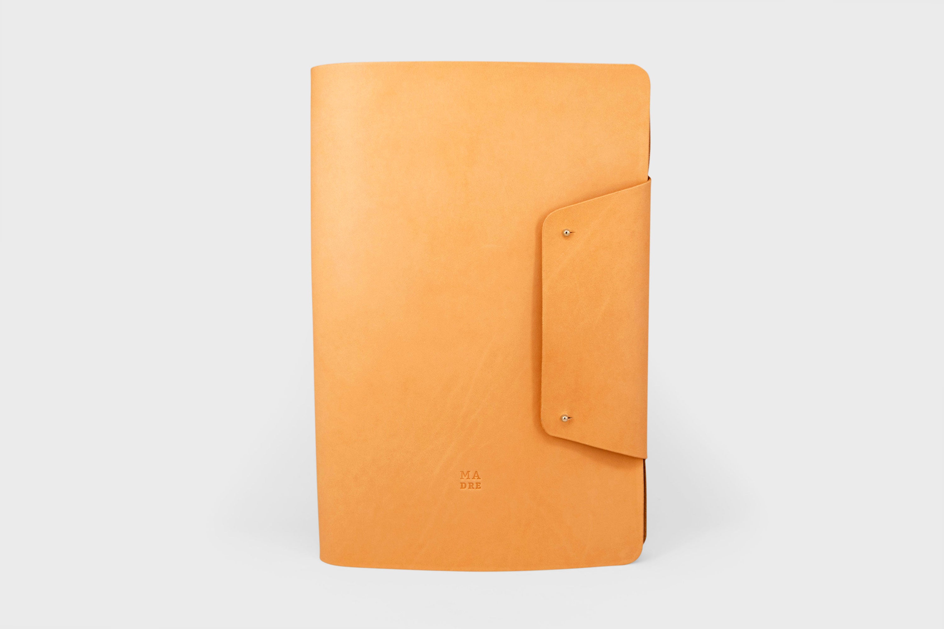 Notebook A4 Journal Leather Brown Color Vachetta Notebook Sketchbook Refillable Modern Minimalist Design Premium Quality Handmade Full Grain Vegetable Tanned Atelier Madre Manuel Dreesmann Barcelona