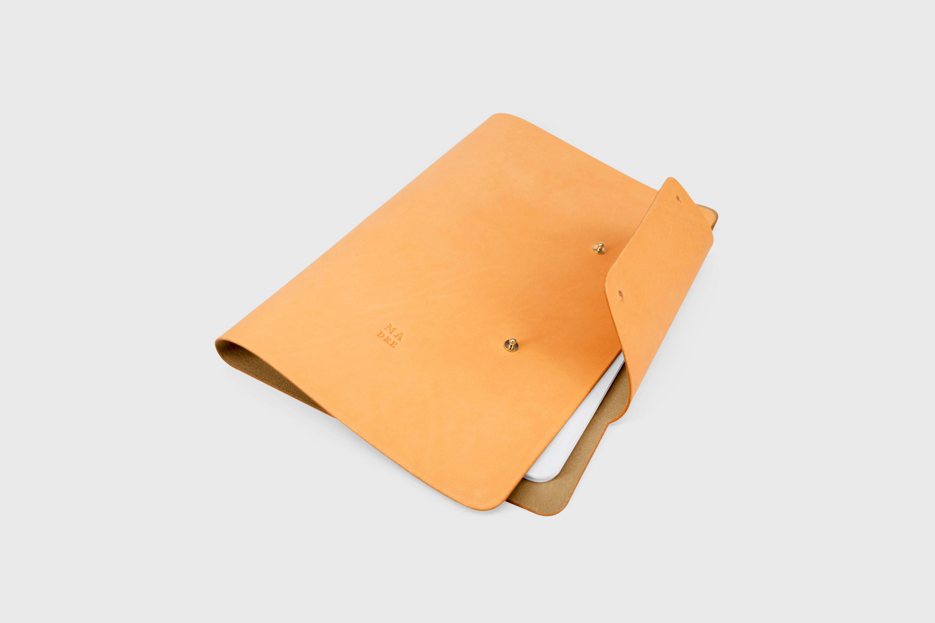 Notebook A4 Journal Leather Brown Color Vachetta Notebook Sketchbook Refillable Modern Minimalist Design Premium Quality Handmade Full Grain Vegetable Tanned Atelier Madre Manuel Dreesmann Barcelona