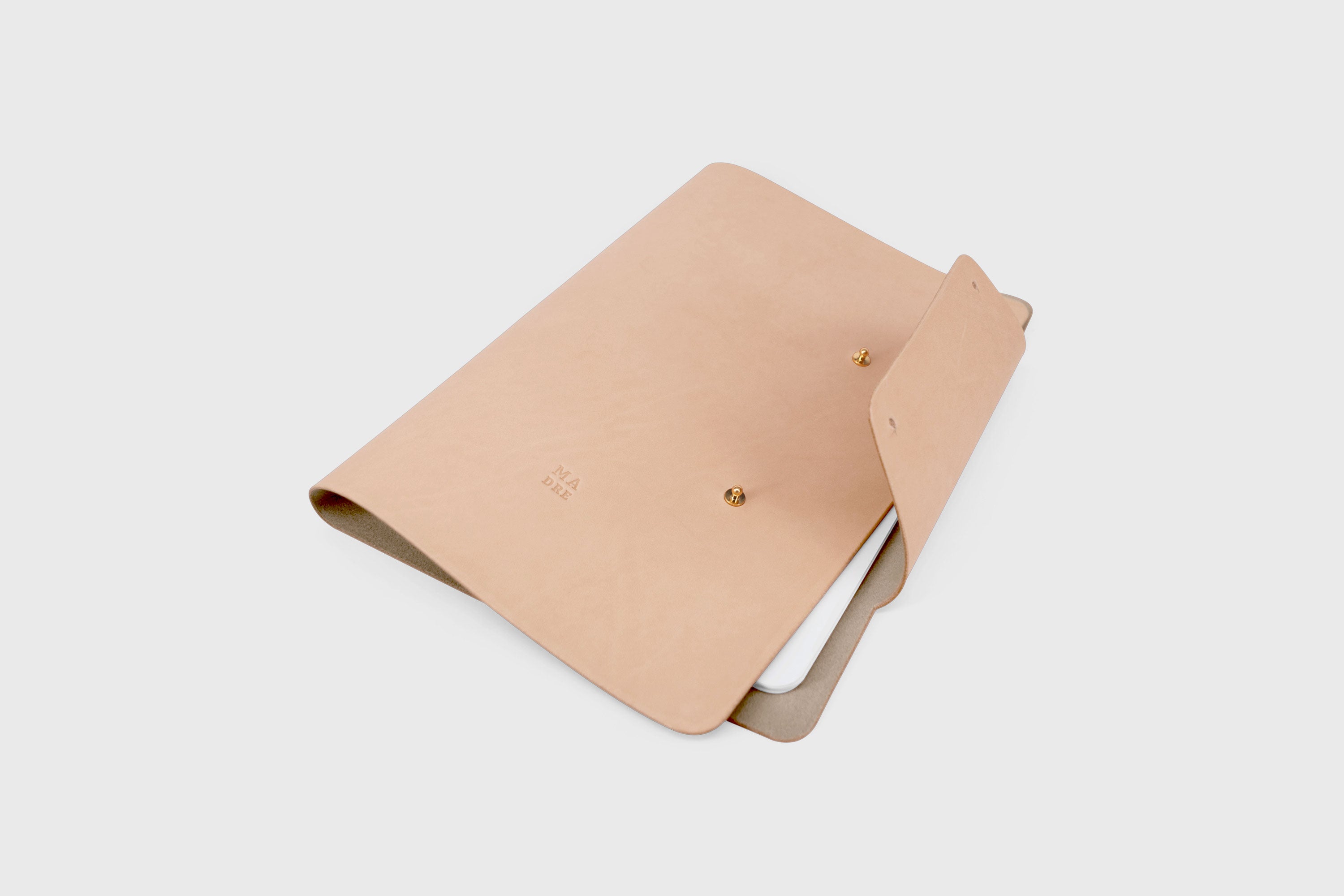 Notebook A4 Journal Leather Natural Color Vachetta Notebook Sketchbook Refillable Modern Minimalist Design Premium Quality Handmade Full Grain Vegetable Tanned Atelier Madre Manuel Dreesmann Barcelona