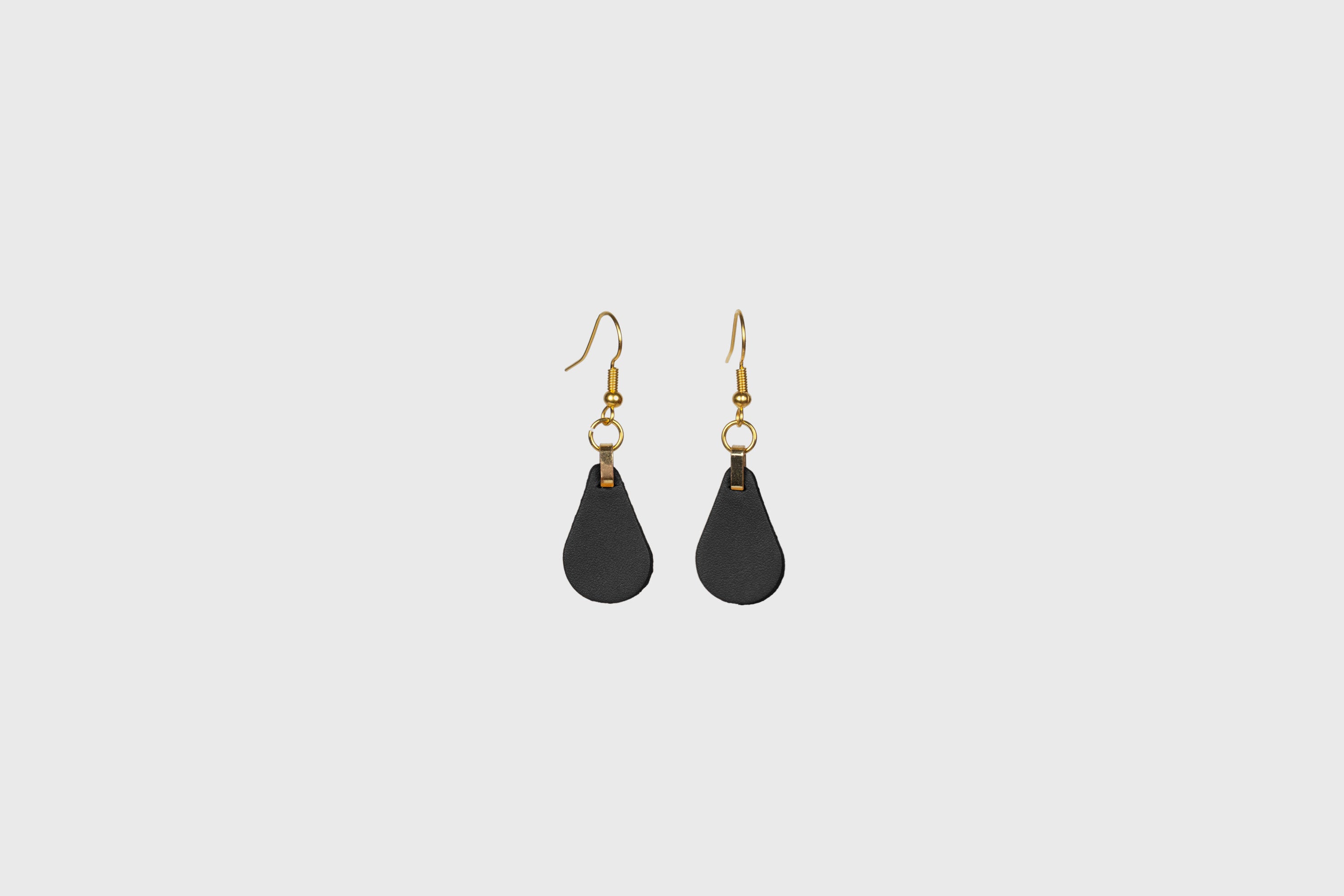 Ona Earrings In Black Color In Vegetable Tanned Leather Minimalistic Design Atelier Madre Manuel Dreesmann Barcelona Spain