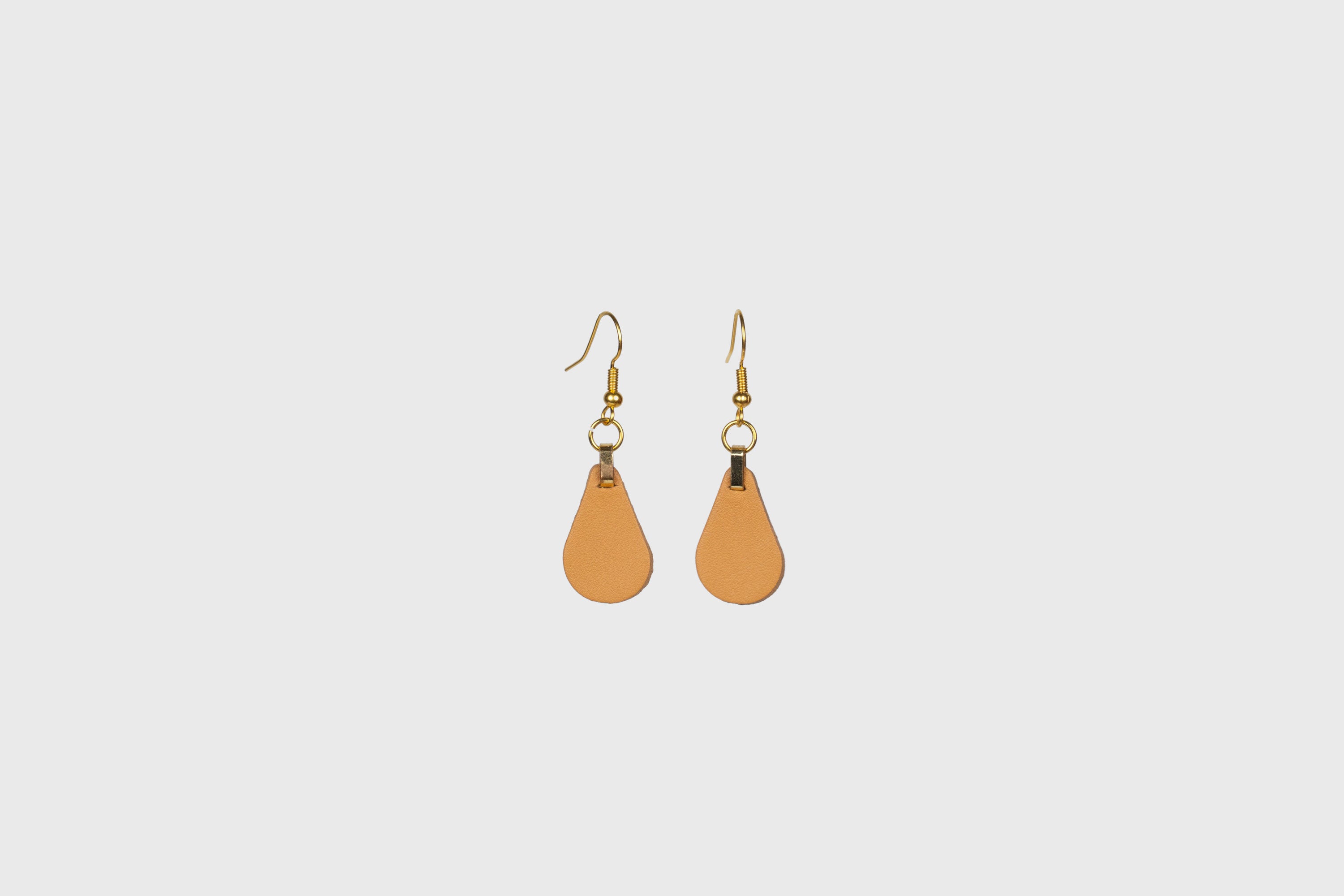 Ona Earrings In Brown Color In Vegetable Tanned Leather Minimalistic Design Atelier Madre Manuel Dreesmann Barcelona Spain