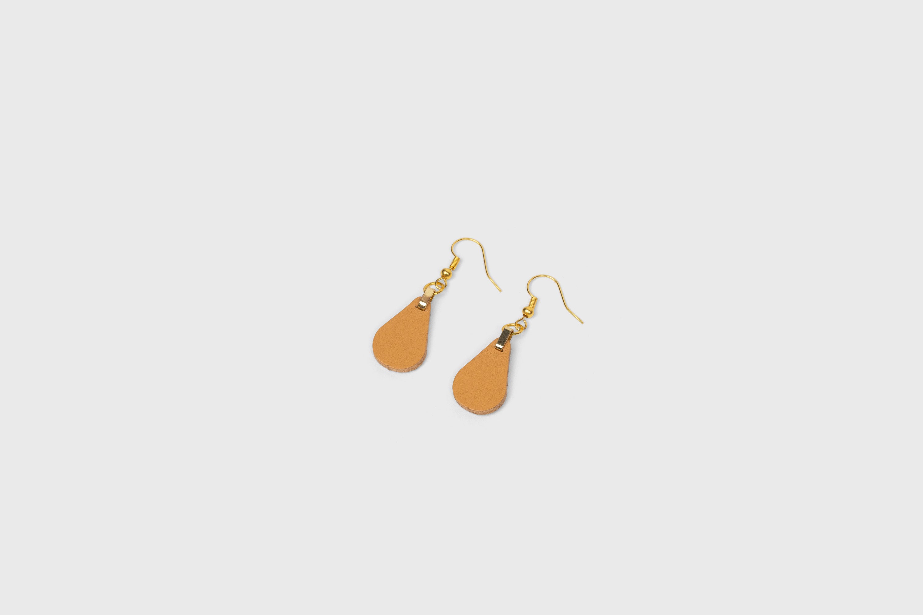 Ona Earrings In Brown Color In Vegetable Tanned Leather Minimalistic Design Atelier Madre Manuel Dreesmann Barcelona Spain