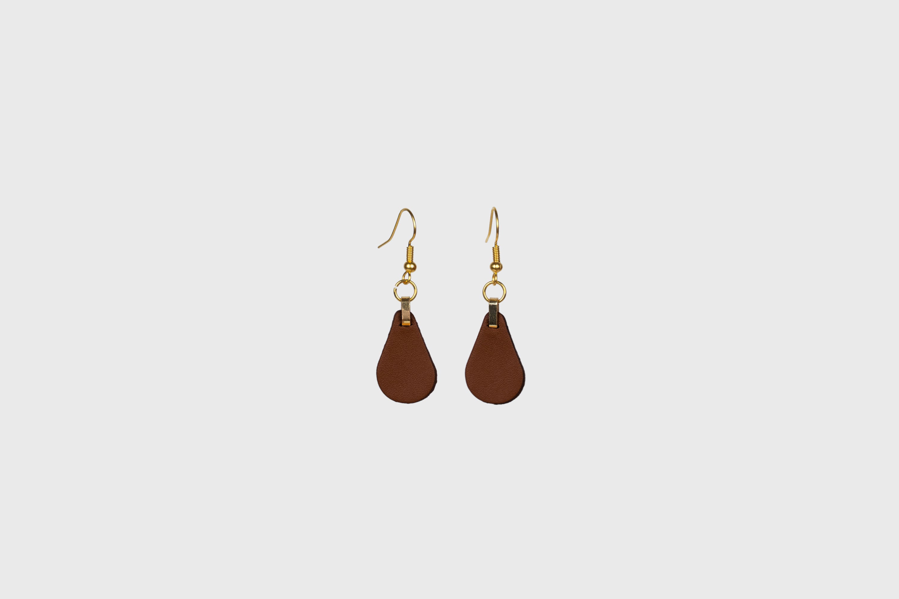Ona Earrings In Dark Brown Color In Vegetable Tanned Leather Minimalistic Design Atelier Madre Manuel Dreesmann Barcelona Spain