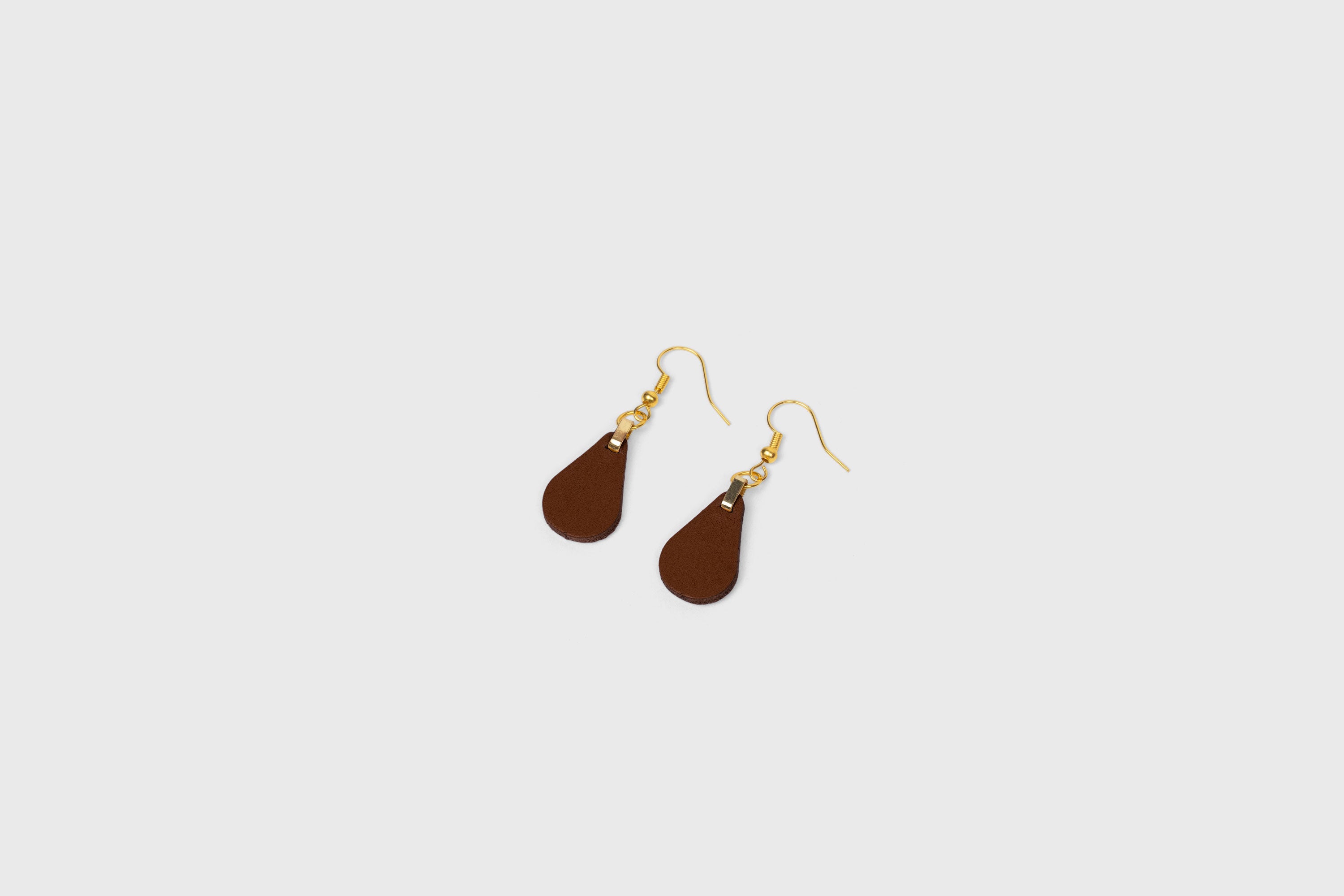Ona Earrings In Dark Brown Color In Vegetable Tanned Leather Minimalistic Design Atelier Madre Manuel Dreesmann Barcelona Spain