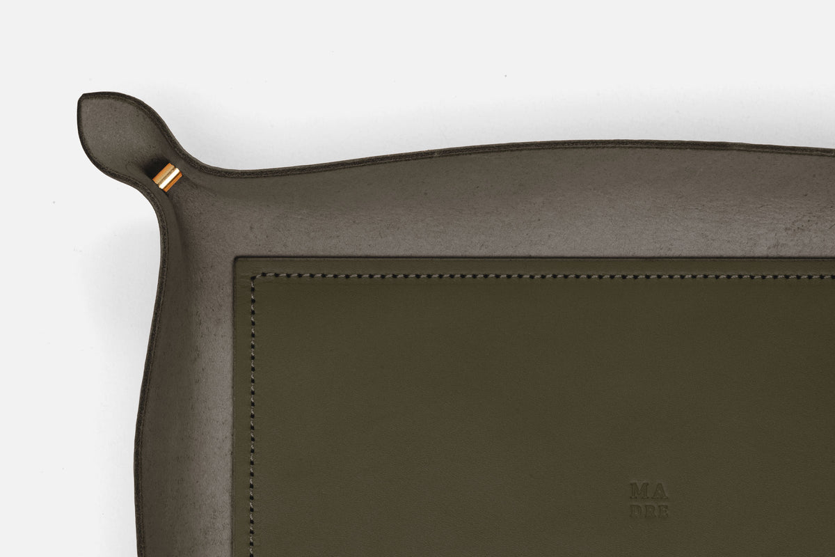 Pablo Leather Tray Large Size Olive Green Color Minimalistic Design Atelier Madre Manuel Dreesmann Barcelona Spain 5