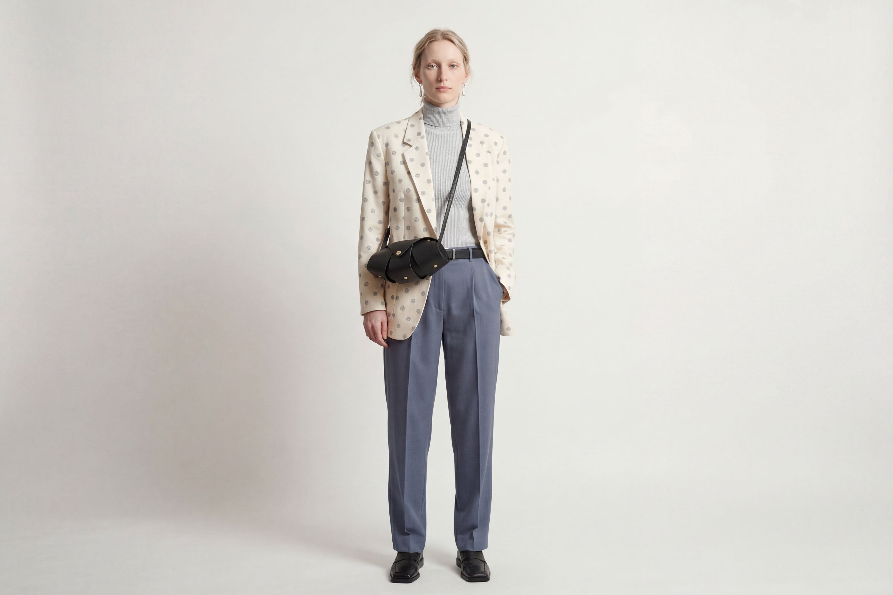 Panino Bag Black Leather On A Model Magnetic Closure Full Grain Vegetable Tanned Leather High Quality Modern Minimalistic Design Atelier Madre Manuel Dreesmann Barcelona Spain