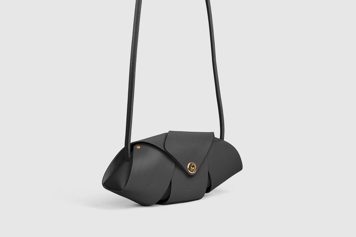 Panino Bag Black Colour Leather Vegetable Tanned Modern Minimal Design Premium Quality Atelier Madre Manuel Dreesmann Barcelona 1