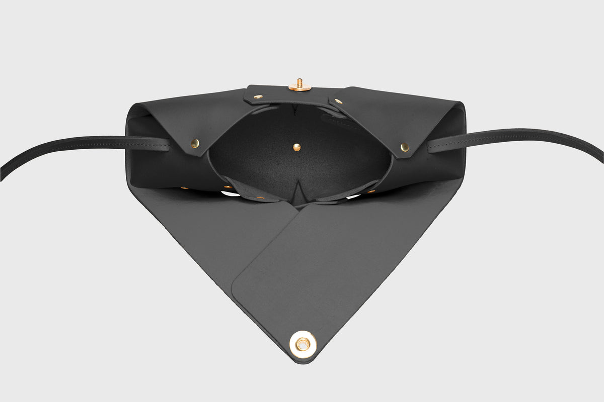Panino Bag Black Colour Leather Vegetable Tanned Modern Minimal Design Premium Quality Atelier Madre Manuel Dreesmann Barcelona 3