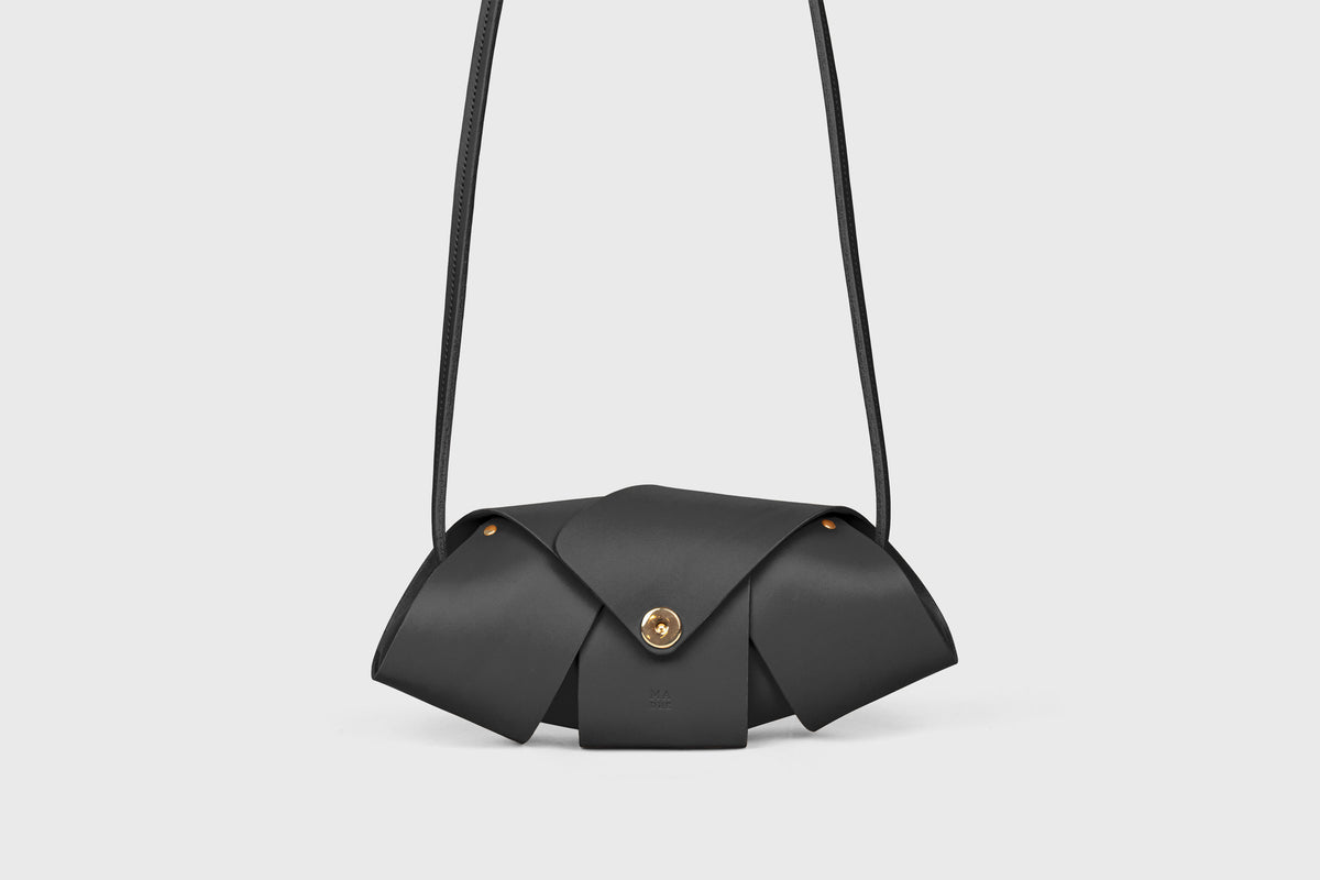 Panino Bag Black Colour Leather Vegetable Tanned Modern Minimal Design Premium Quality Atelier Madre Manuel Dreesmann Barcelona 4