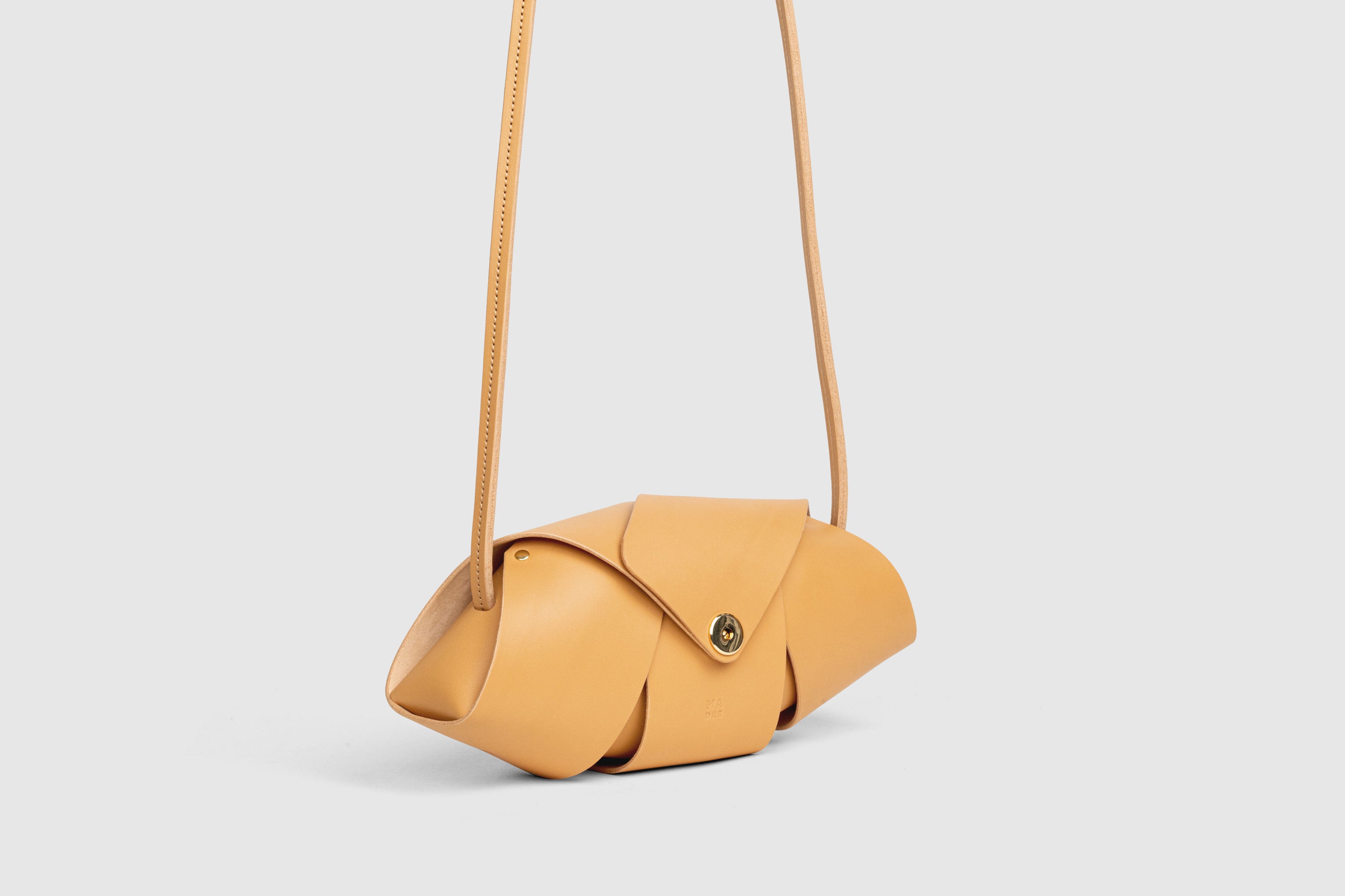 Panino Bag Brown Leather Magnetic Closure Full Grain Vegetable Tanned Leather High Quality Modern Minimalistic Design Atelier Madre Manuel Dreesmann Barcelona Spain