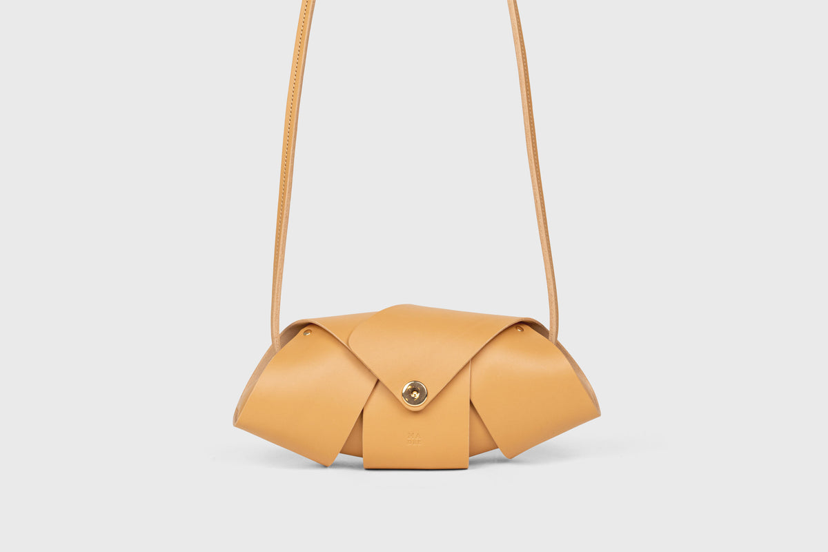 Panino Bag Brown Colour Leather Vegetable Tanned Modern Minimal Design Premium Quality Atelier Madre Manuel Dreesmann Barcelona 4