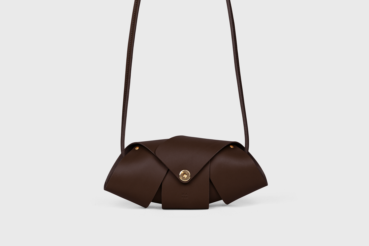 Panino Bag Chocolate Brown Colour Leather Vegetable Tanned Modern Minimal Design Premium Quality Atelier Madre Manuel Dreesmann Barcelona 1