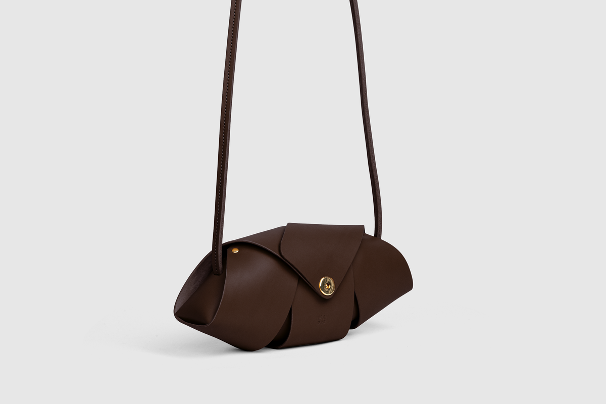 Panino Bag Chocolate Brown Colour Leather Vegetable Tanned Modern Minimal Design Premium Quality Atelier Madre Manuel Dreesmann Barcelona 2