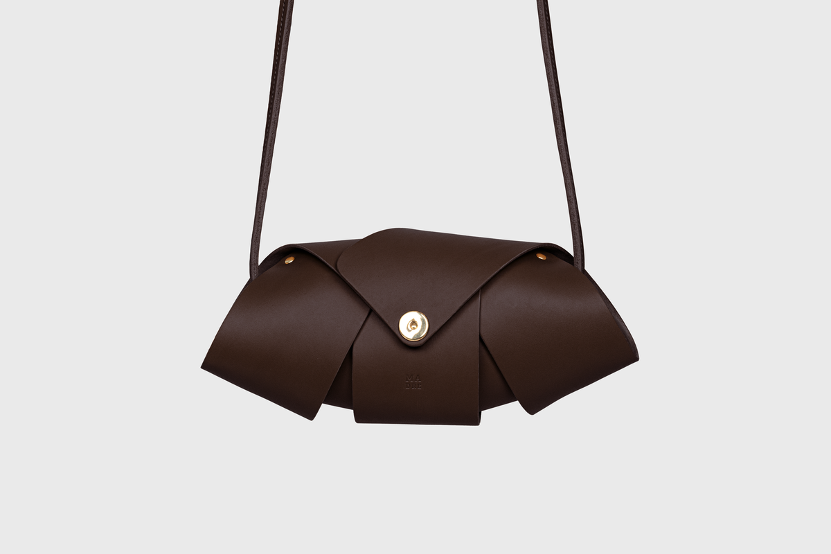 Panino Bag Chocolate Brown Colour Leather Vegetable Tanned Modern Minimal Design Premium Quality Atelier Madre Manuel Dreesmann Barcelona 4