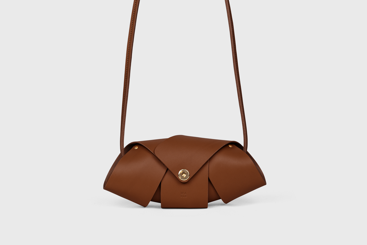 Panino Bag Dark Brown Colour Leather Vegetable Tanned Modern Minimal Design Premium Quality Atelier Madre Manuel Dreesmann Barcelona 1