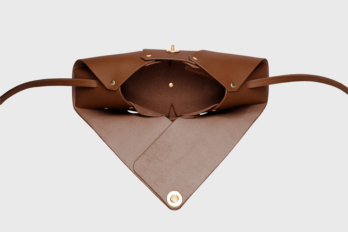 Panino Bag Dark Brown Colour Leather Vegetable Tanned Modern Minimal Design Premium Quality Atelier Madre Manuel Dreesmann Barcelona 5