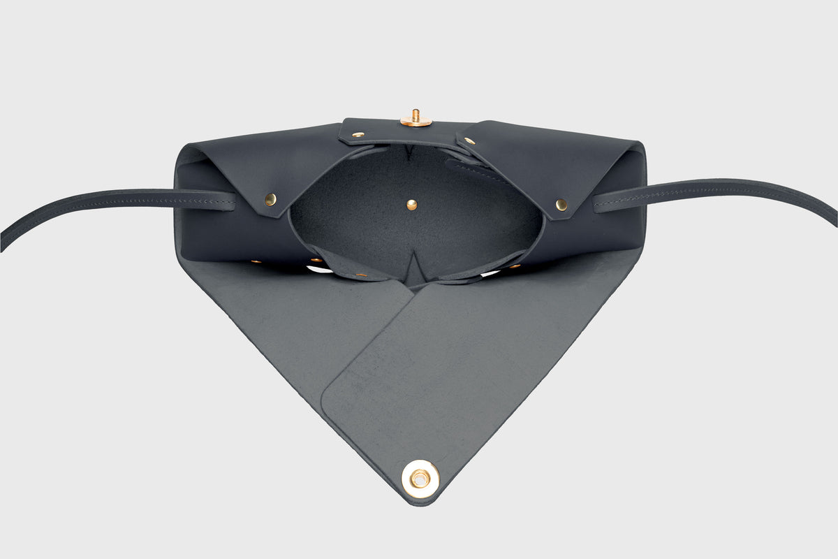 Panino Bag Marine Blue Colour Leather Vegetable Tanned Modern Minimal Design Premium Quality Atelier Madre Manuel Dreesmann Barcelona 3