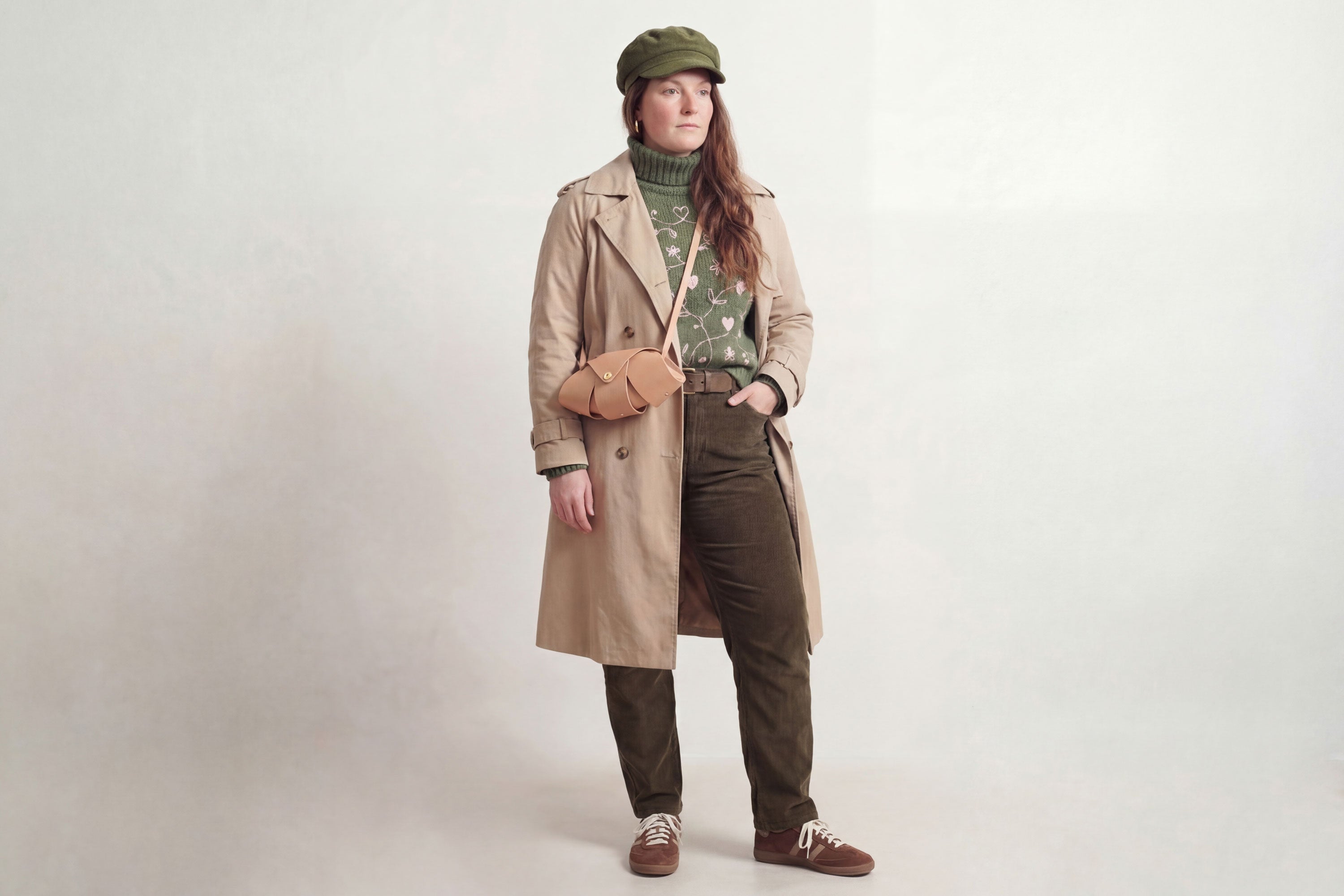 Panino Bag Natural Color On A Model Leather Magnetic Closure Full Grain Vegetable Tanned Leather High Quality Modern Minimalistic Design Atelier Madre Manuel Dreesmann Barcelona Spain