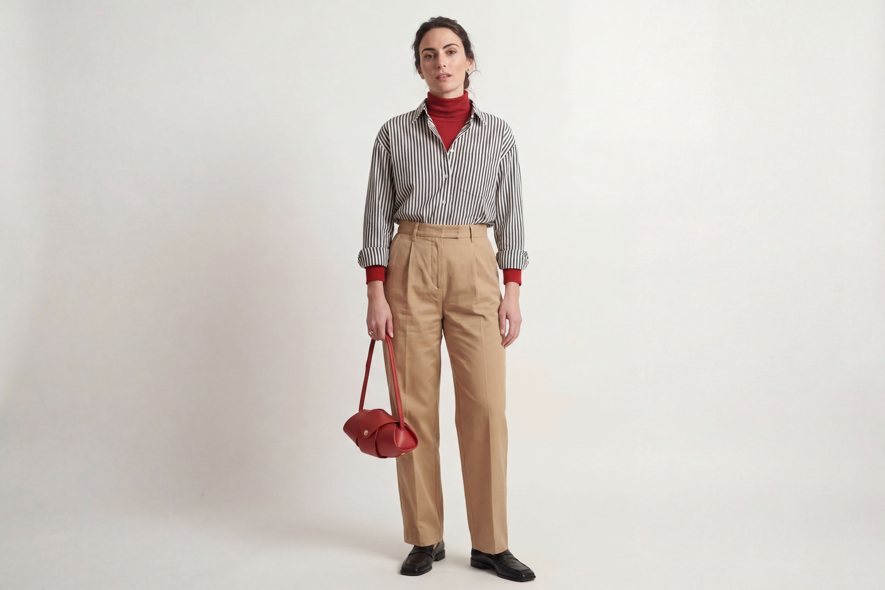 Panino Bag Red Leather On A Model Magnetic Closure Full Grain Vegetable Tanned Leather High Quality Modern Minimalistic Design Atelier Madre Manuel Dreesmann Barcelona Spain